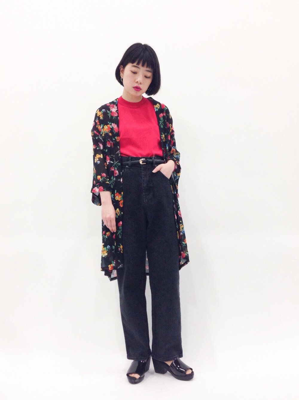 「花柄、ハイウエスト、ワイドパンツ、羽織り、厚底サンダル、花柄カーディガン、メタリックシューズ、ベルトマーク」｜「KBFのKBF プラットフォームサンダル（サンダル、ブラック系）」を使った、まみむさん（レディース・157cm）の春コーディネートの1枚目の写真