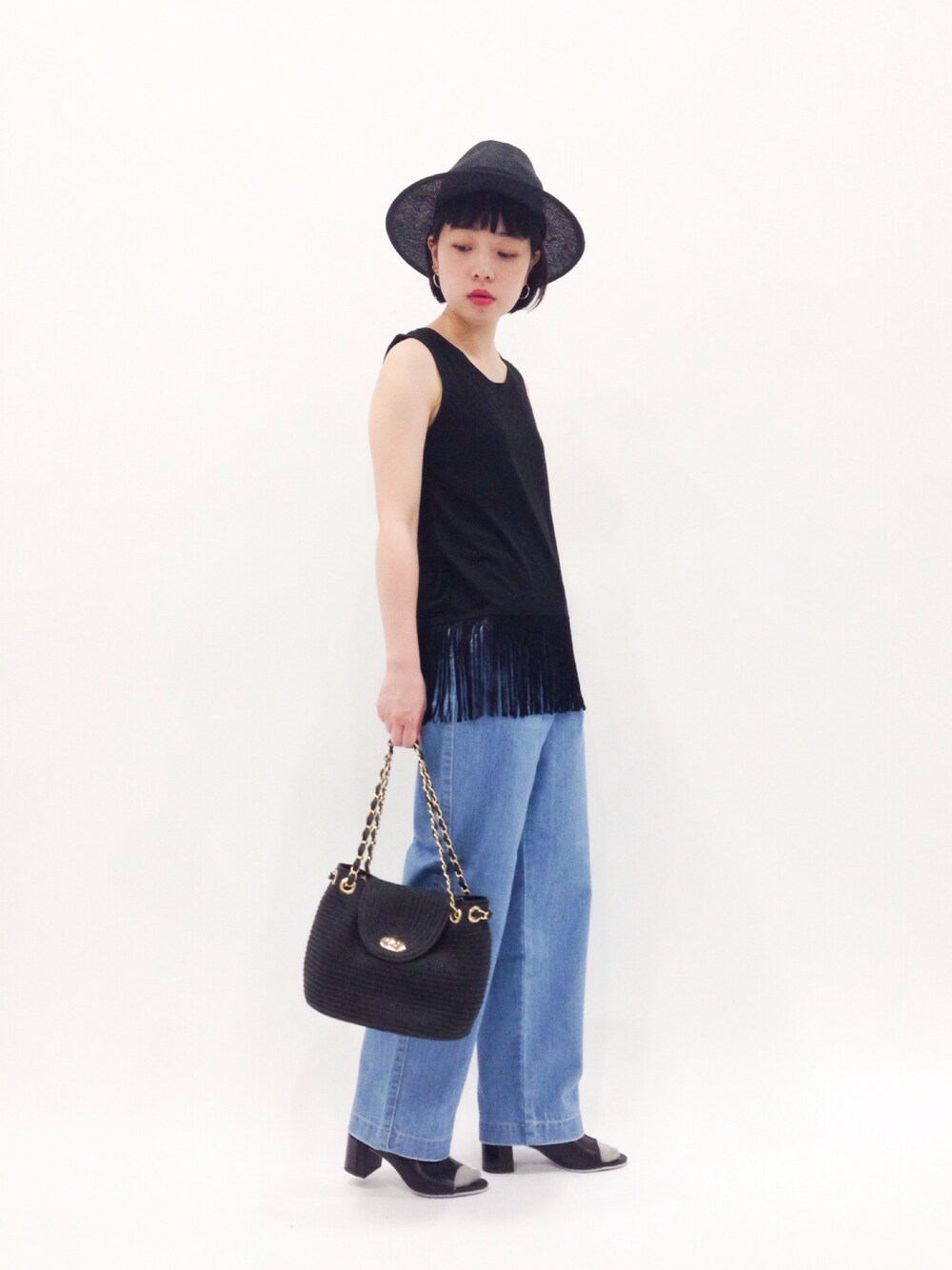 「デニム、ハット、フリンジ、ワイドパンツ、チェーンバッグ、ツバ広ハット」｜「chumchumのINDIVIDUAL / ミュールサンダル（サンダル、ブラック系）」を使った、まみむさん（レディース・157cm）の春コーディネートの1枚目の写真