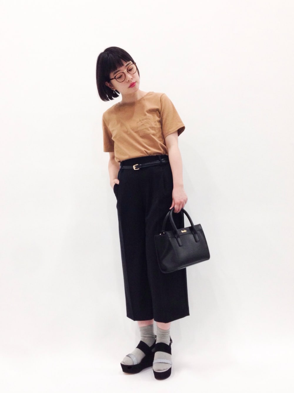 「めがね、ハイウエスト、ワイドパンツ、シャツイン、ガウチョパンツ、厚底サンダル、ワンポケT」｜「dazzlinのtoSelectBAG（ハンドバッグ、ブラック系）」を使った、まみむさん（レディース・157cm）の春コーディネートの1枚目の写真