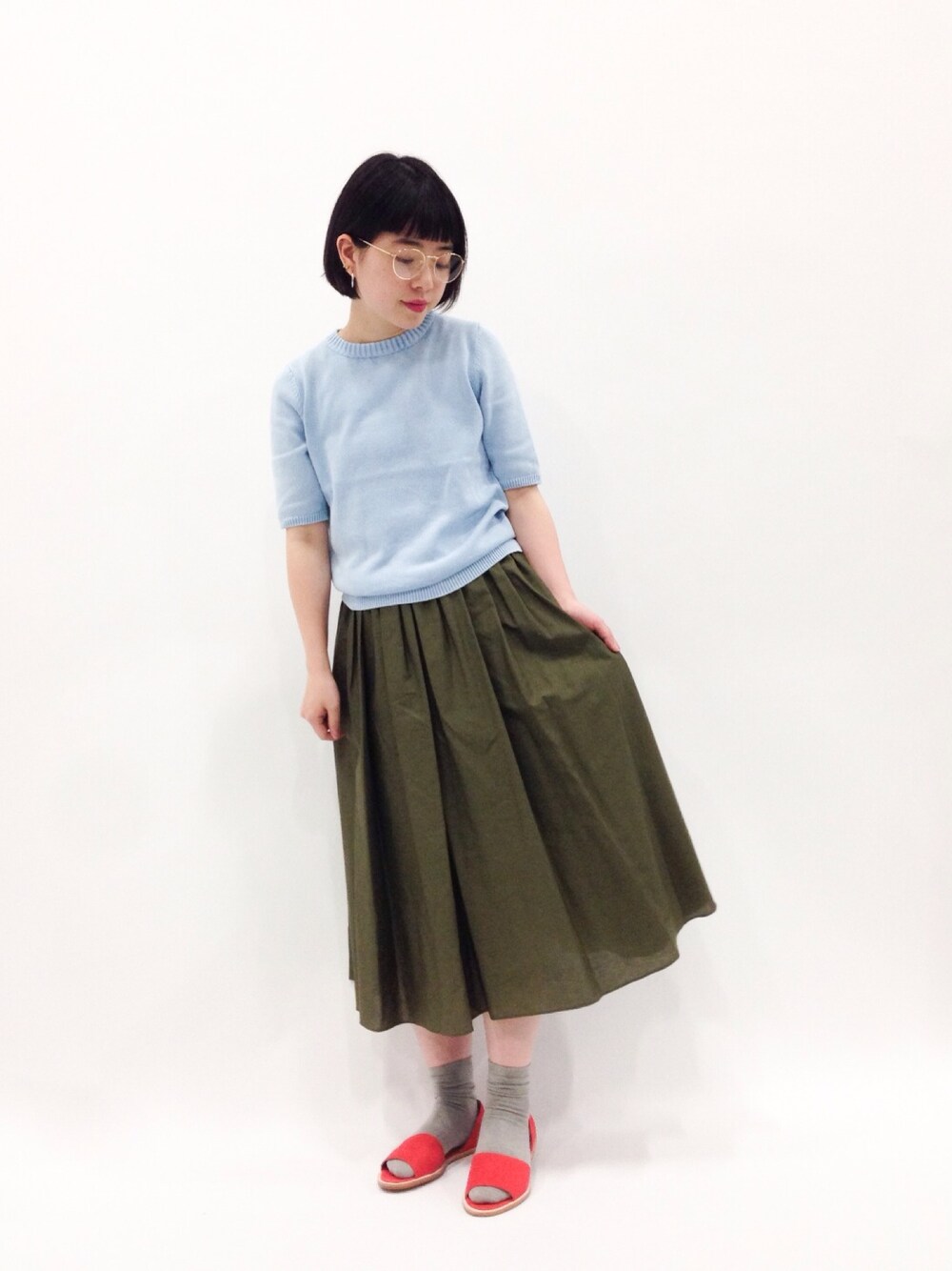 「めがね、カーキ、ロングスカート、水色、パステルカラー、サマーニット、サーモンピンク、金縁メガネ」｜「BEAUTY&YOUTH UNITED ARROWSのSF dv OPENTOE FLAT SHOES（パンプス、レッド系）」を使った、まみむさん（レディース・157cm）の春コーディネートの1枚目の写真
