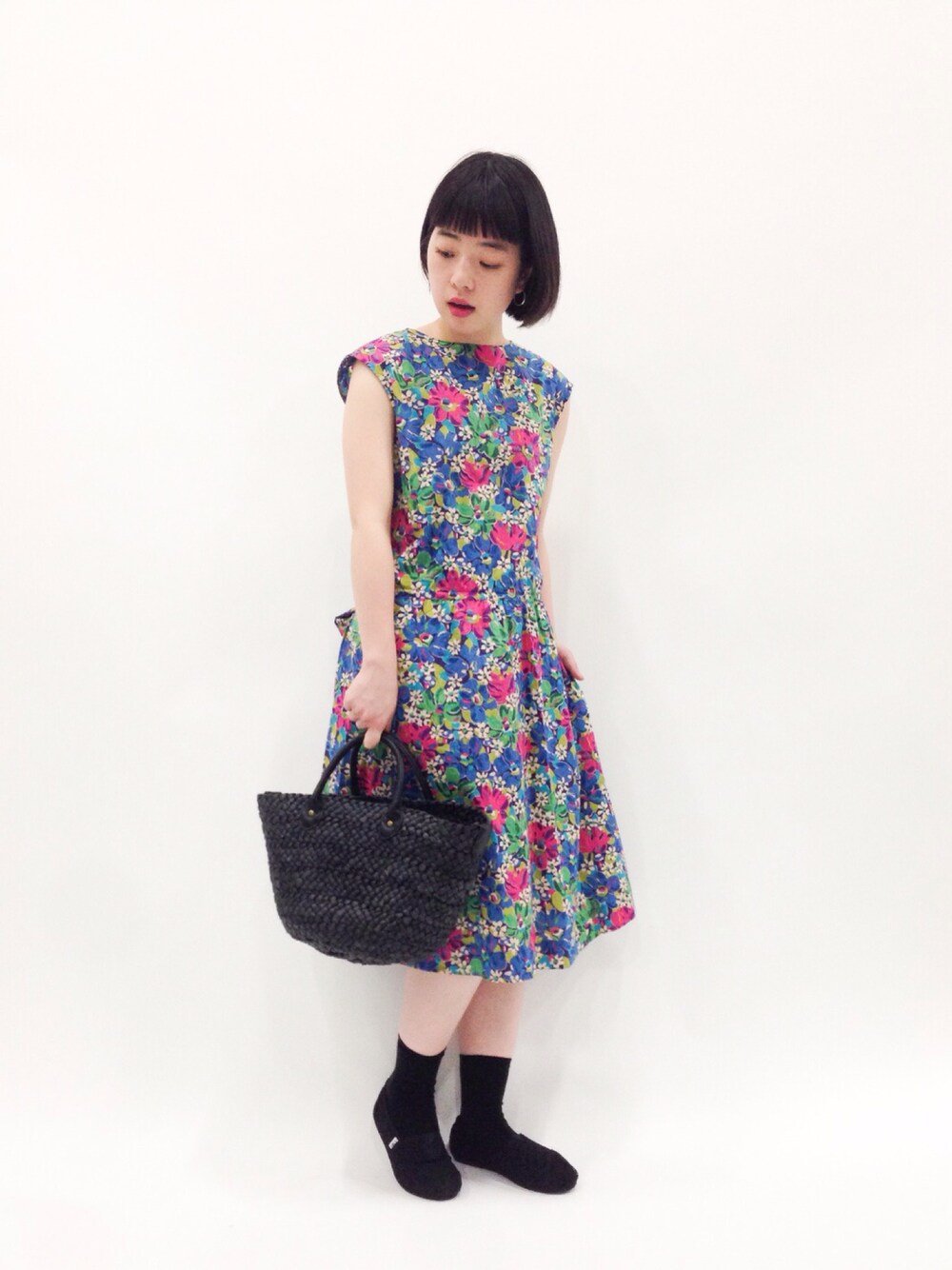 「ワンピース、花柄、カラフル、かごバッグ、花柄ワンピース」｜「Dot＆Stripes CHILD WOMANのマッシュボーン　リバティプリントワンピース（ワンピース、ブルー系）」を使った、まみむさん（レディース・157cm）の春コーディネートの1枚目の写真