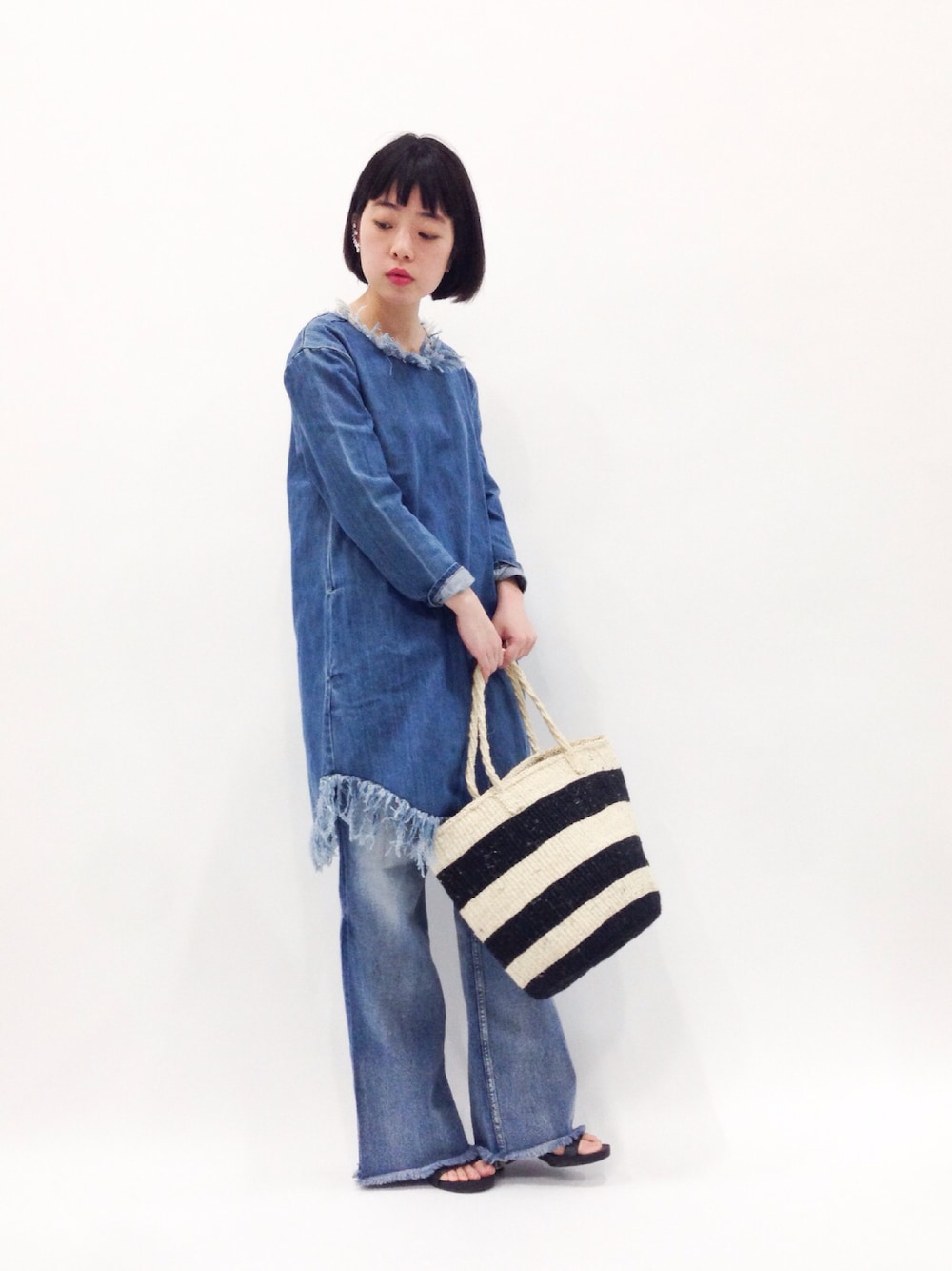 「デニム オン デニム、かごバッグ、バギーパンツ、デニムオンデニム、ボーダーバッグ」｜「Paradise PicnicのUNITED NUDE Eamz Maki（サンダル、ブラック系）」を使った、まみむさん（レディース・157cm）の春コーディネートの1枚目の写真