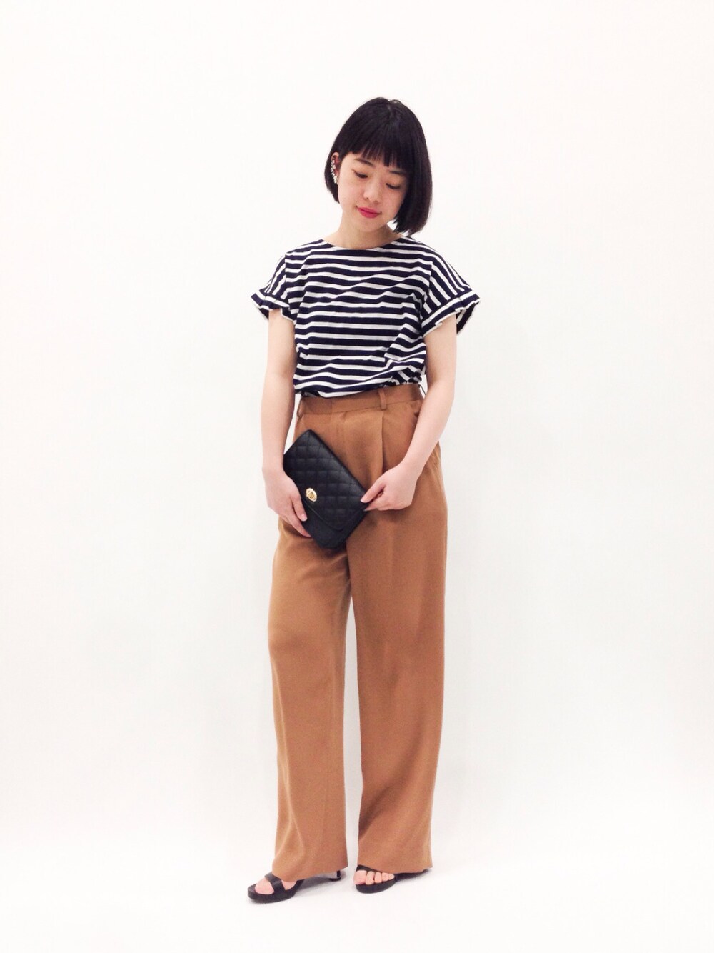 「ボーダー、クラッチバッグ、キャメル、ワイドパンツ、ボーダートップス」｜「Paradise PicnicのUNITED NUDE Eamz Maki（サンダル、ブラック系）」を使った、まみむさん（レディース・157cm）の春コーディネートの1枚目の写真