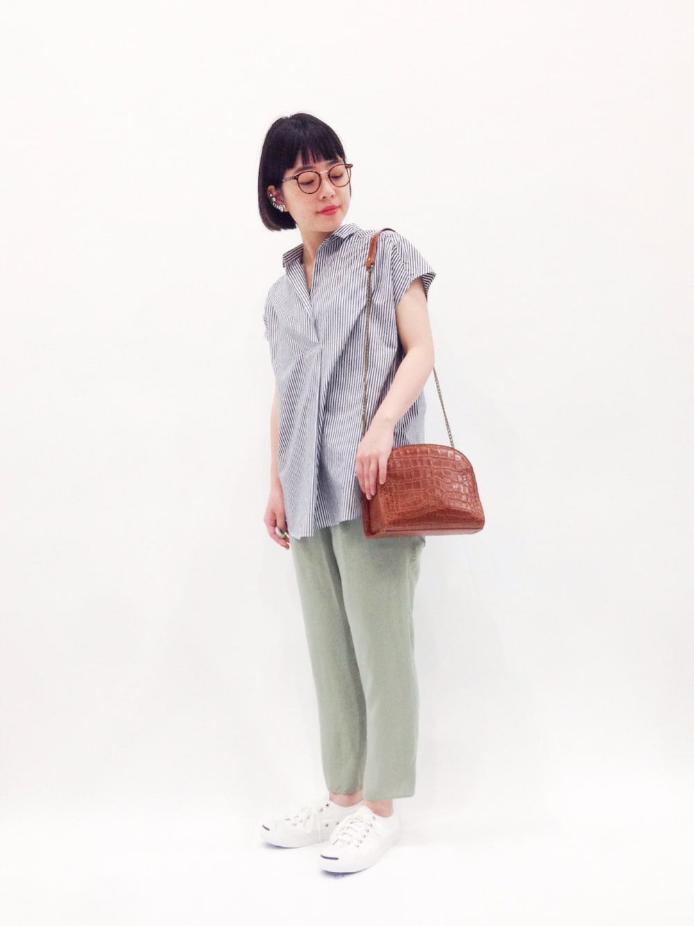 「めがね、ストライプ、ジャックパーセル、パステルカラー、レザーバッグ、ゆるパンツ、jack purcell」｜「Factor=のジャックパーセル　スニーカー（スニーカー、ホワイト系）」を使った、まみむさん（レディース・157cm）の春コーディネートの1枚目の写真