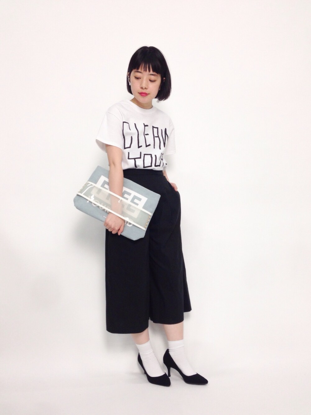 「クラッチバッグ、モノトーン、ワイドパンツ、ガウチョパンツ、モノトーンコーデ、靴下 パンプス、イラストT」｜「ODETTE E ODILEの【一部予約】【WEB限定】O PTD PS70●（パンプス、ブラック系）」を使った、まみむさん（レディース・157cm）の春コーディネートの1枚目の写真