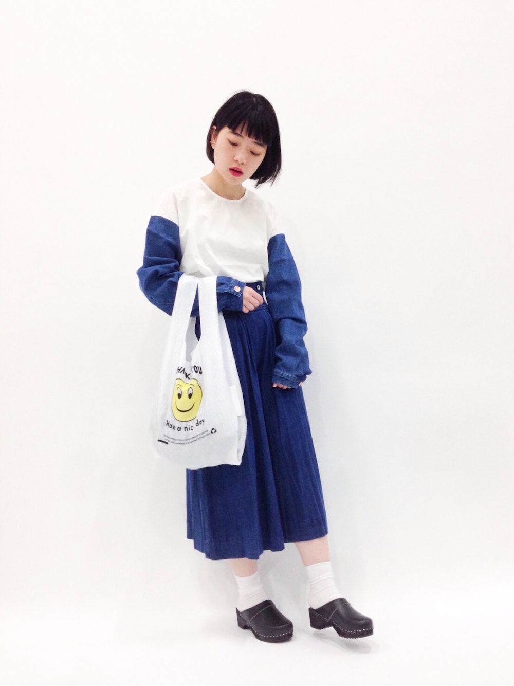 「デニム、ハイウエスト、サボ、ハイウエストパンツ、ガウチョパンツ」｜「LUCA/LADY LUCK LUCAのFIG 【Lauren Dicioccio ローレン ディチョッチョ】 スマイル Shopper Bag（エコバッグ/サブバッグ、イエロー系）」を使った、まみむさん（レディース・157cm）の春コーディネートの1枚目の写真
