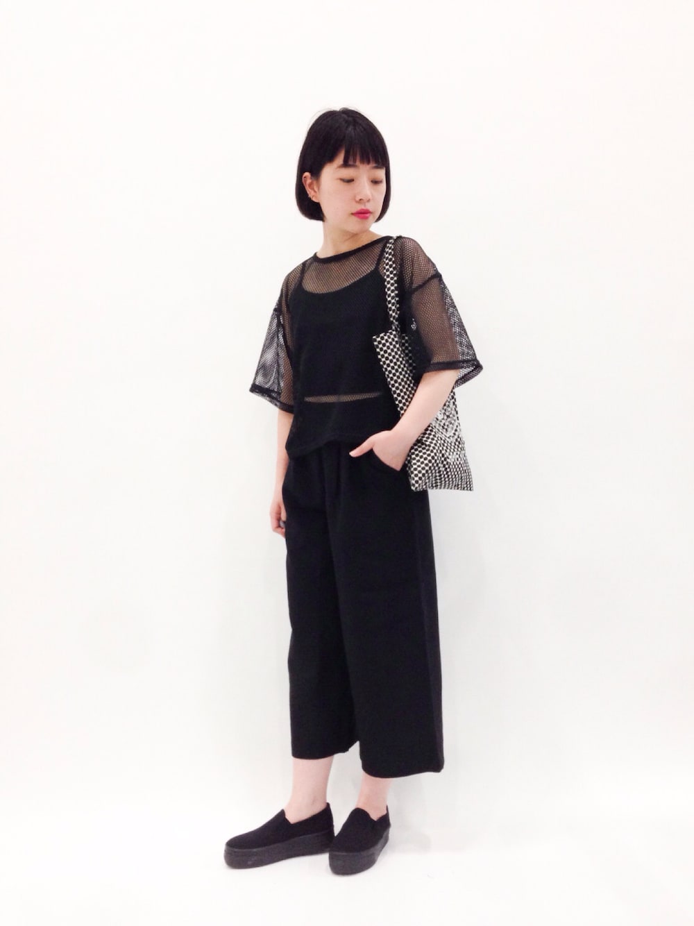 「オールブラック、ワイドパンツ、シースルー、厚底スニーカー、メッシュ、腹チラ、メッシュ素材」｜「EVRISのメッシュSET　TOPS（Tシャツ/カットソー、ブラック系）」を使った、まみむさん（レディース・157cm）の春コーディネートの1枚目の写真