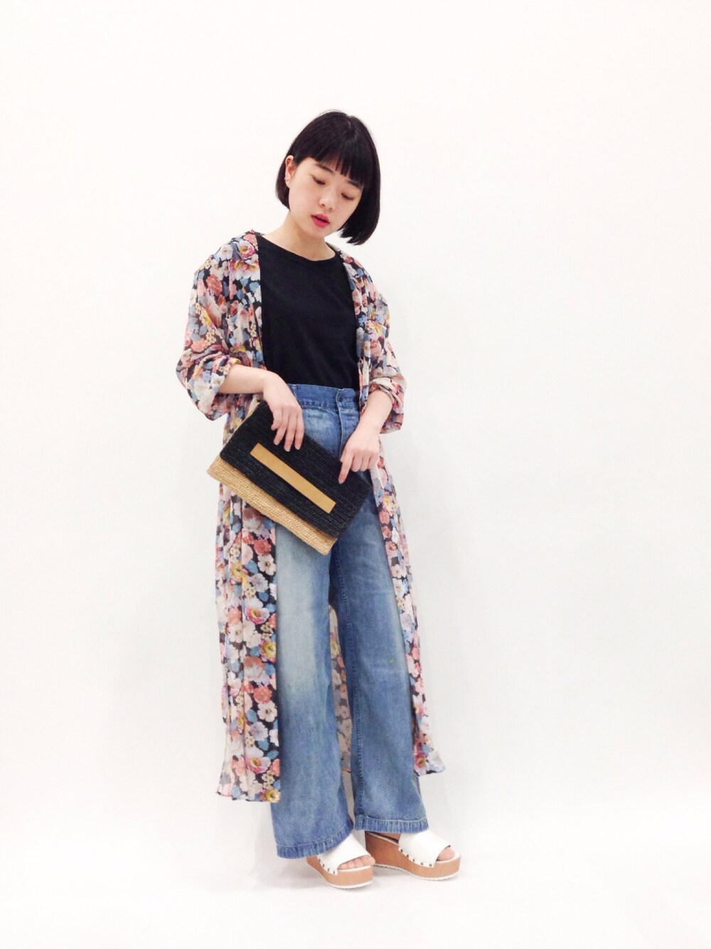 「デニム、クラッチバッグ、花柄、ワイドパンツ、花柄ワンピース、羽織り、マキシ丈ワンピース、厚底サンダル、マキシ丈」｜「jouetieの【GIRLY CASUAL】オープンカラーロングガウン（シャツ/ブラウス、その他）」を使った、まみむさん（レディース・157cm）の春コーディネートの1枚目の写真