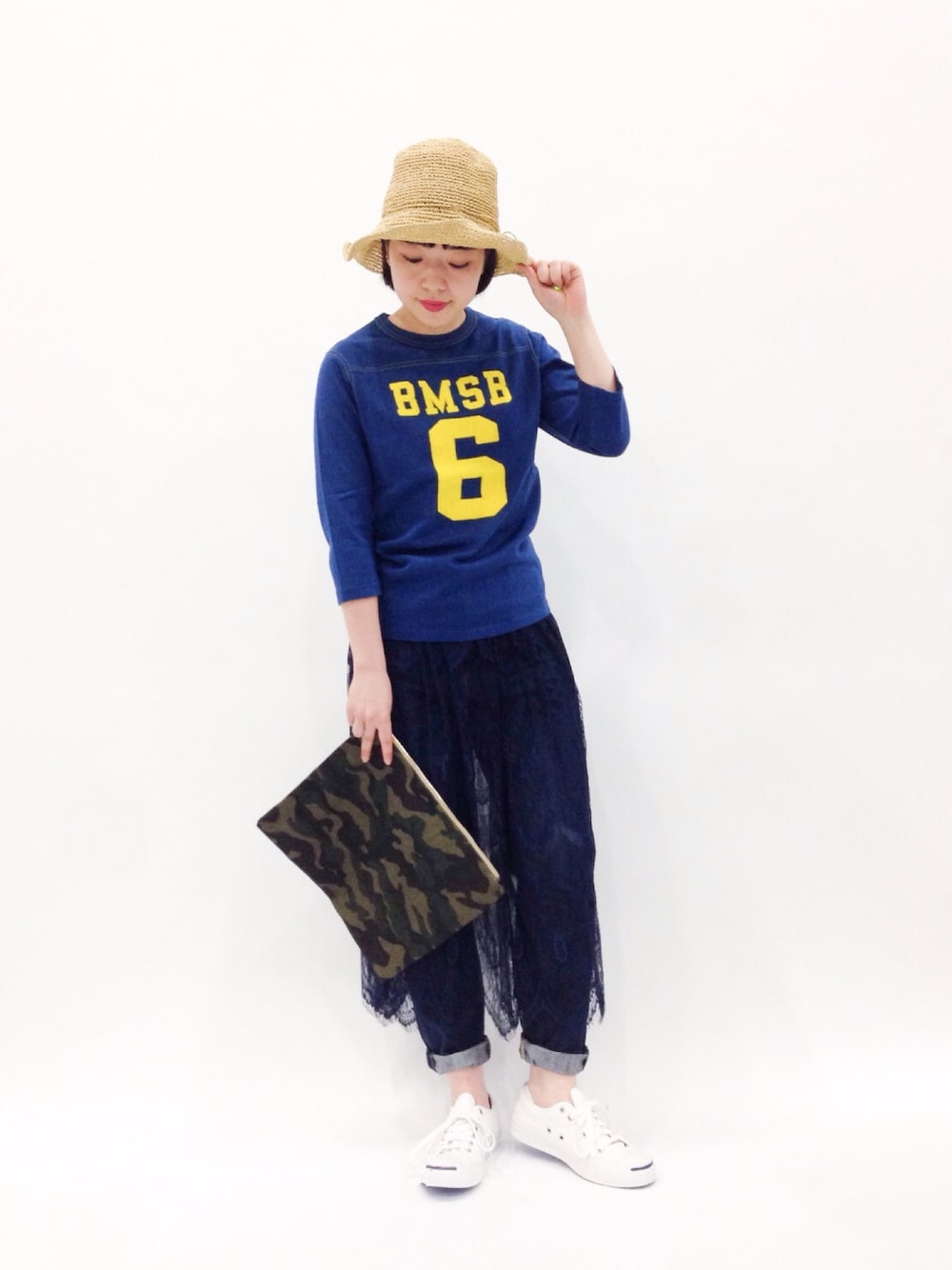 「デニム、クラッチバッグ、お出かけコーデ、ジャックパーセル、レーススカート、麦わら帽子、ピクニックスタイル」｜「BEAMS BOYの【FUDGE 5月号掲載】BEAMS BOY / テンジクフットボール 3/4T■（Tシャツ/カットソー、ブルー系）」を使った、まみむさん（レディース・157cm）の春コーディネートの1枚目の写真