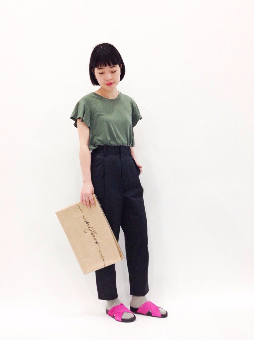 「ピンク、クラッチバッグ、ハイウエスト、フリル、ハイウエストパンツ、ゆるパンツ」｜「SLYのTP TUCK SLEEVE CUT TOPS（Tシャツ/カットソー、グリーン系）」を使った、まみむさん（レディース・157cm）の春コーディネートの1枚目の写真