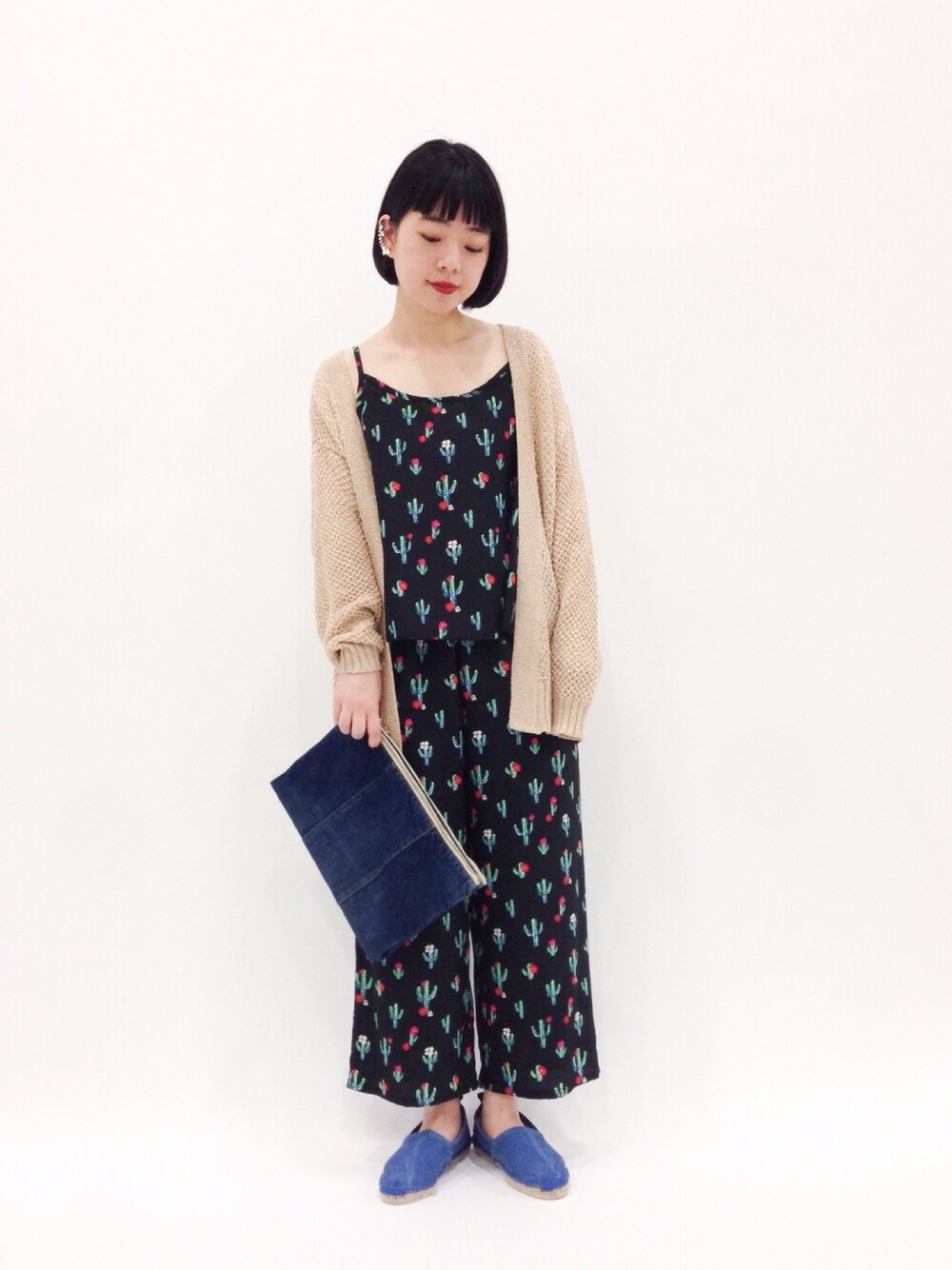 「柄パンツ、セットアップ、カーディガン、クラッチバッグ、エスパドリーユ、ゆるコーデ、リラックススタイル」｜「URBAN RESEARCH DOORS WOMENSのDOORS キャンバススリッポンサンダル（サンダル、ブルー系）」を使った、まみむさん（レディース・157cm）の春コーディネートの1枚目の写真