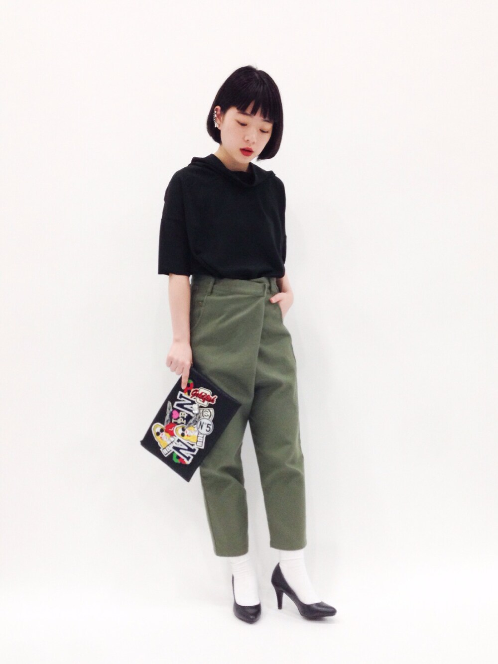 「クラッチバッグ、カーキパンツ、ヒール×靴下、変形パンツ、白ソックス、ホワイトソックス」｜「ROSE BUDの【Soup掲載】【CLASSY掲載】【VERY掲載】(LL ACCESSORIES)B1690A MULTI EMBLEM CLUTCH BAG（クラッチバッグ、ブラック系）」を使った、まみむさん（レディース・157cm）の春コーディネートの1枚目の写真