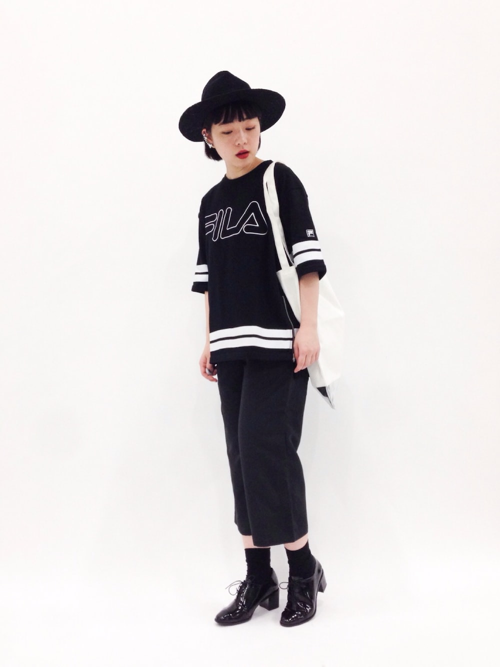 「オールブラック、ハット、モノトーン、ガウチョパンツ、FILA、メタリック、ツバ広ハット」｜「MURUAの【LIFE】ﾒﾀﾘｯｸﾌﾟﾘﾝﾄBAG（エコバッグ/サブバッグ、シルバー系）」を使った、まみむさん（レディース・157cm）の春コーディネートの1枚目の写真