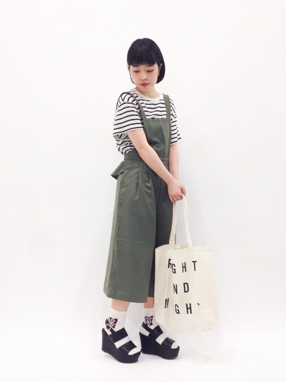 「サロペット、フリル、カーキ、ボーダートップス、キャンバストート、厚底サンダル、ショート丈トップス」｜「jouetieのショート丈Ｔ（Tシャツ/カットソー、その他）」を使った、まみむさん（レディース・157cm）の春コーディネートの1枚目の写真