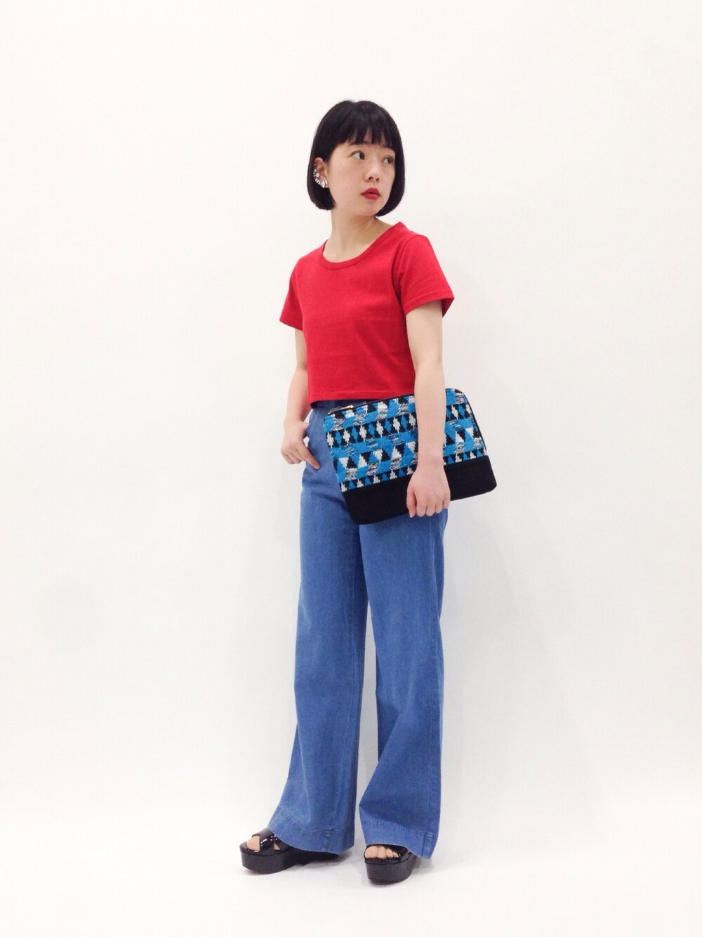 「クラッチバッグ、バギーパンツ、厚底サンダル、ショート丈トップス、エナメルサンダル」｜「EVRISのBASICショートT（Tシャツ/カットソー、レッド系）」を使った、まみむさん（レディース・157cm）の春コーディネートの1枚目の写真