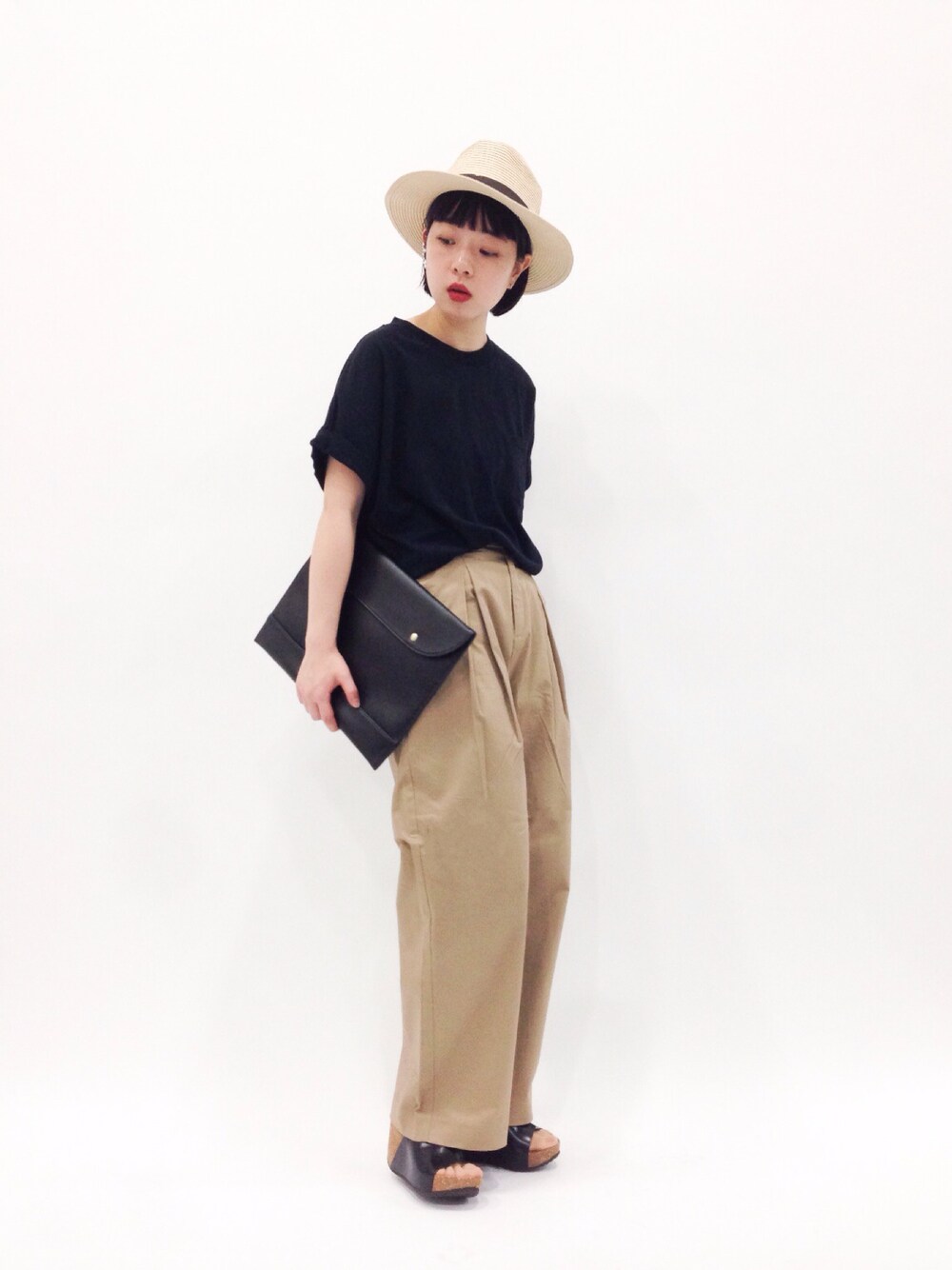 「クラッチバッグ、ワイドパンツ、ベージュパンツ、ツバ広ハット、厚底サンダル、ワンポケT」｜「Jewel ChangesのJC ペーパー 中折れ つば広 HAT / ハット / 日よけ（ハット、ベージュ系）」を使った、まみむさん（レディース・157cm）の春コーディネートの1枚目の写真