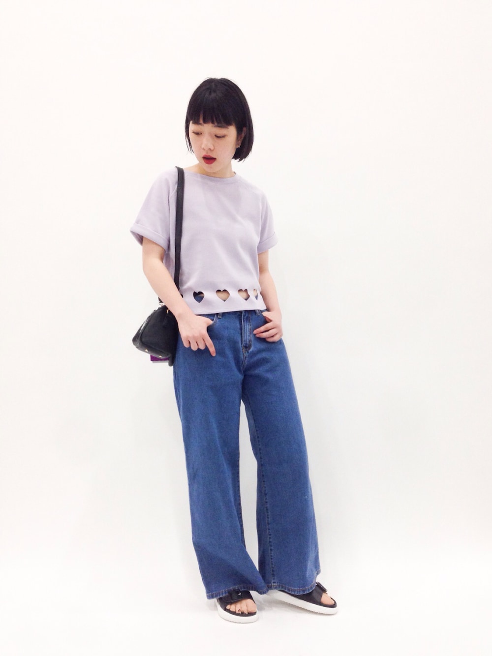 「デニム、パープル、ハート、バギーパンツ、厚底サンダル」｜「merry jennyのﾊｰﾄｶｯﾄﾌﾟﾙｵｰﾊﾞｰ（スウェット、パープル系）」を使った、まみむさん（レディース・157cm）の春コーディネートの1枚目の写真