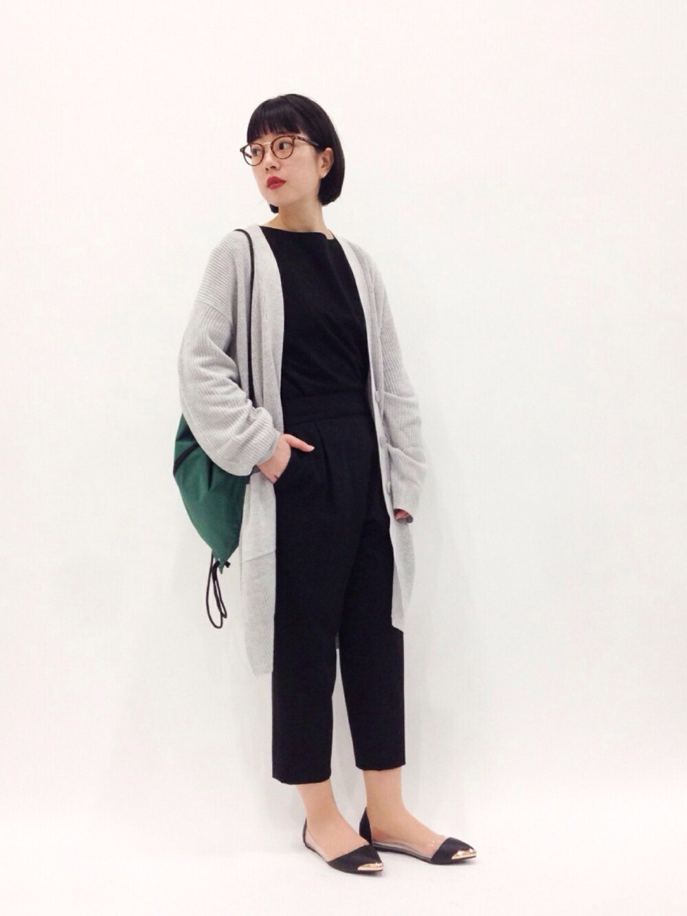 「ハイウエスト、クロップドパンツ、ハイウエストパンツ、ロングカーディガン、ナップサック、ボートネック、ペタンコ靴」｜「MEMENTISMのME-13W コンビネーションフレームメガネ　眼鏡 伊達眼鏡 だてメガネ（メガネ、ブラウン系）」を使った、まみむさん（レディース・157cm）の春コーディネートの1枚目の写真