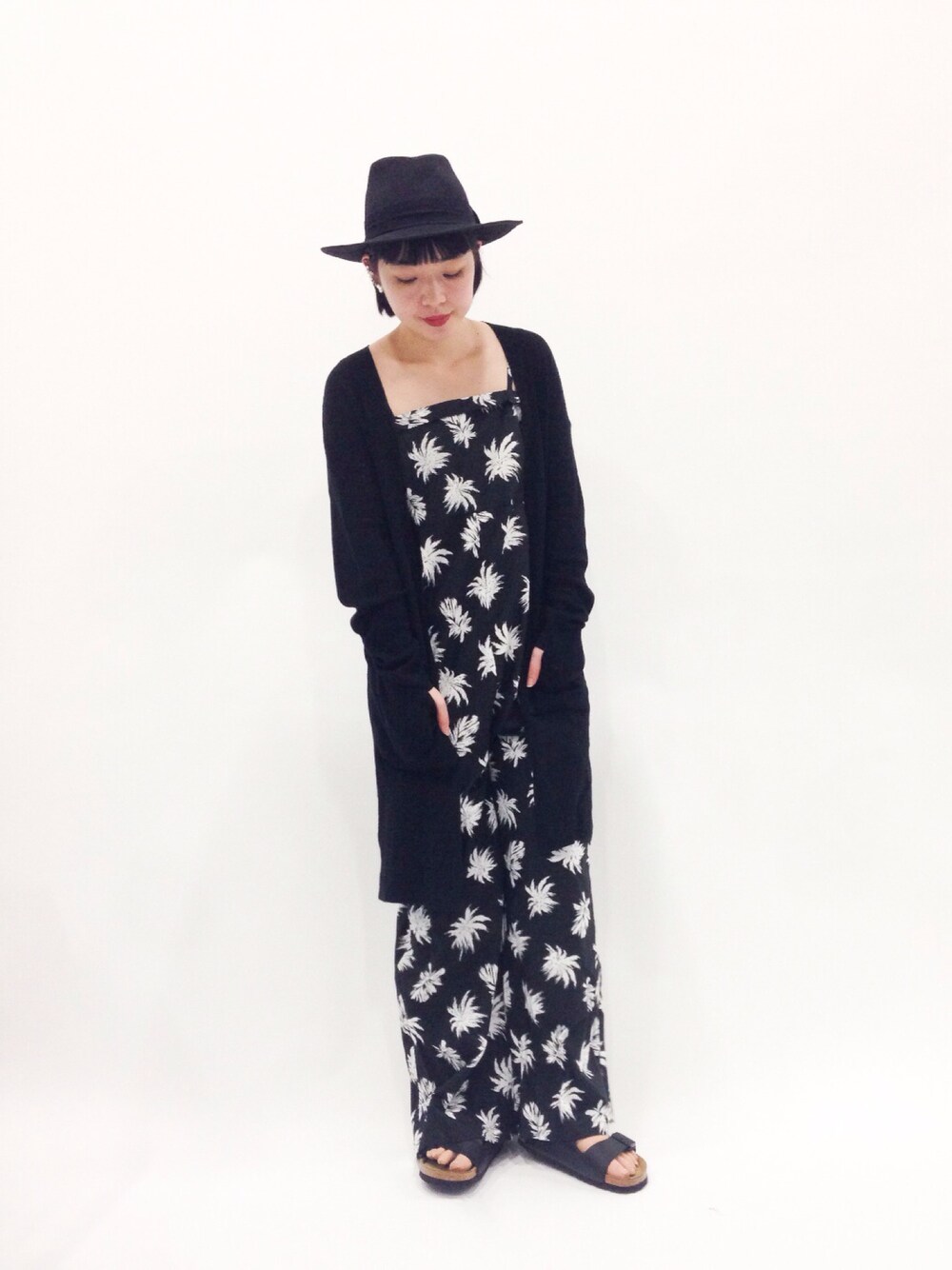 「サロペット、オールインワン、ビルケンシュトック、ロングカーディガン、ツバ広ハット」｜「URBAN RESEARCH Sonny LabelのSonny Label ヤシ柄コンビネゾン（サロペット/オーバーオール、ブラック系）」を使った、まみむさん（レディース・157cm）の春コーディネートの1枚目の写真