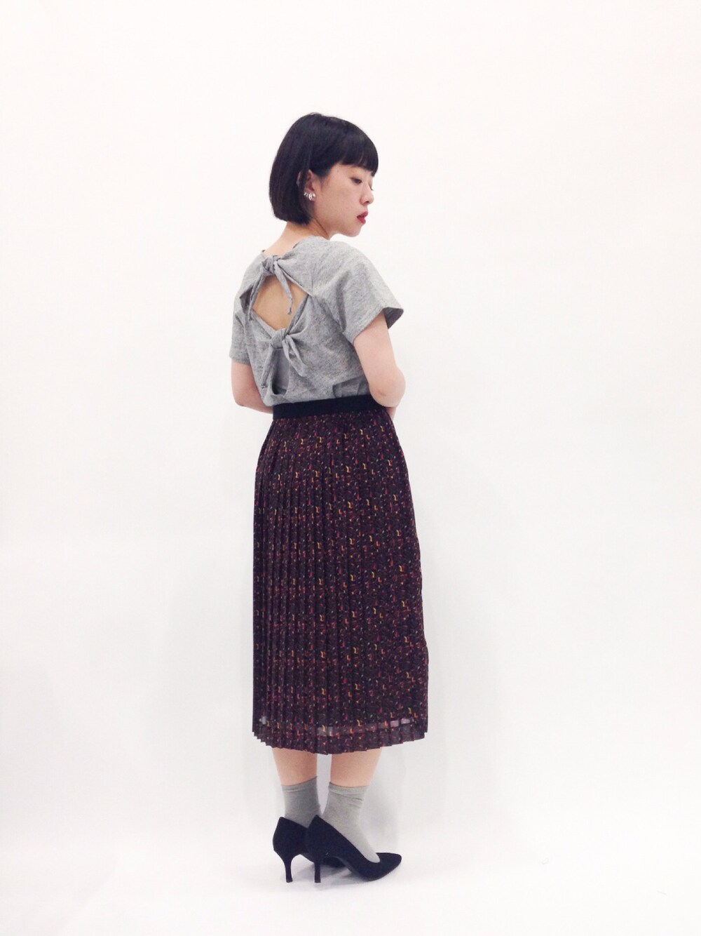 「ロングスカート、プリーツスカート、ピンヒール、バックスタイル、パンプス×靴下」｜「rukkilillのARABESQUE PRINT　プリーツSK（スカート、ブラック系）」を使った、まみむさん（レディース・157cm）の春コーディネートの1枚目の写真