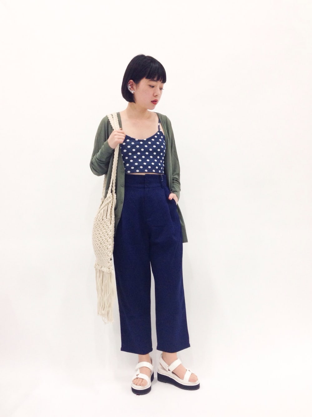 「ハイウエスト、フリンジ、ドット柄、ハイウエストパンツ、キャミソール、厚底サンダル」｜「Kastaneの【Kastane】フリンジ編みショルダー（ショルダーバッグ、ホワイト系）」を使った、まみむさん（レディース・157cm）の春コーディネートの1枚目の写真
