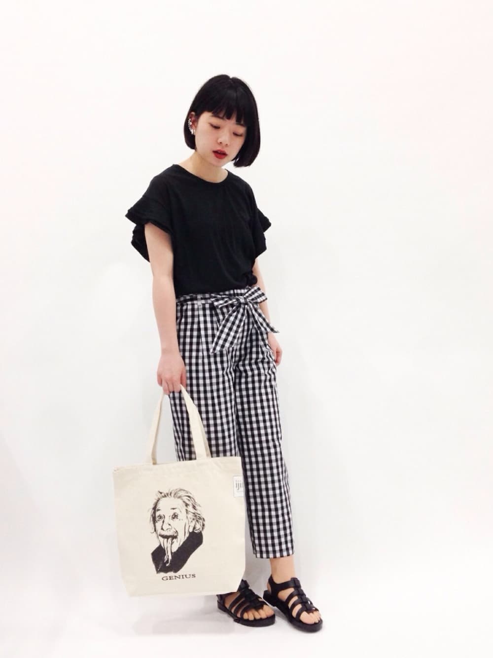 「ハイウエスト、モノトーン、ギンガムチェック、ハイウエストパンツ、モノトーンコーデ、キャンバストート」｜「WHO'S WHO galleryの【WPCA】「ijinn」WEB限定キャンバストート（トートバッグ、ホワイト系）」を使った、まみむさん（レディース・157cm）の春コーディネートの1枚目の写真