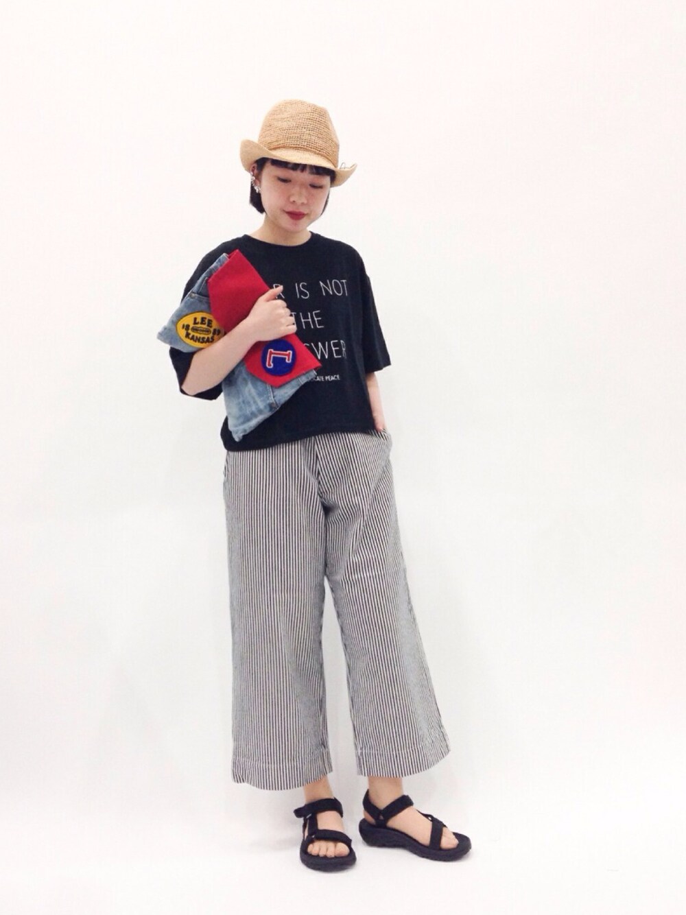 「クラッチバッグ、アウトドアスタイル、ストライプ、ワイドパンツ、ストライプパンツ、麦わら帽子、ショート丈トップス、teva」｜「niko and...のオリジナルラフィア中折れHAT【niko and...】（ハット、ベージュ系）」を使った、まみむさん（レディース・157cm）の春コーディネートの1枚目の写真