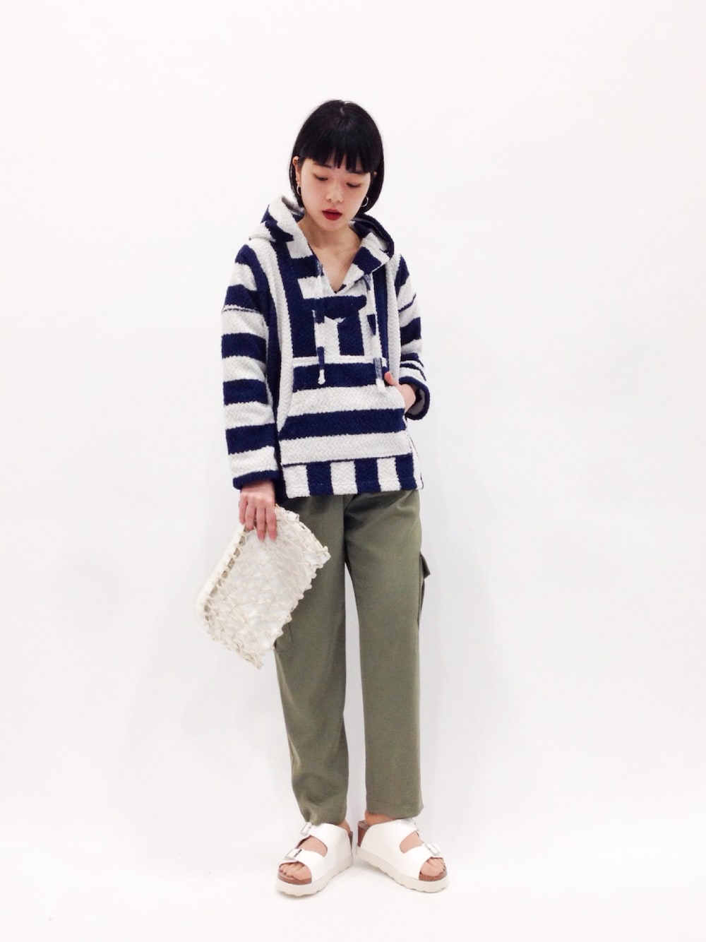 「ボーダー、クラッチバッグ、カーキパンツ、厚底サンダル、メキシカンパーカー」｜「FREAK'S STOREの今治メキシカンラグパーカー（パーカー、その他）」を使った、まみむさん（レディース・157cm）の春コーディネートの1枚目の写真
