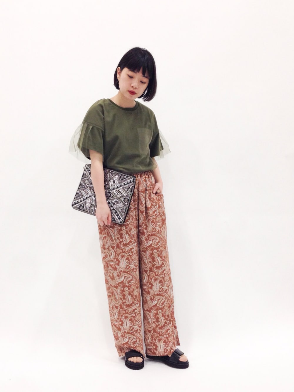 「クラッチバッグ、ビジュー、カーキ、ワイドパンツ、総柄パンツ」｜「Chille anapのANAP/アナップ CHILLE 異素材2枚仕立てTOP（Tシャツ/カットソー、グリーン系）」を使った、まみむさん（レディース・157cm）の春コーディネートの1枚目の写真