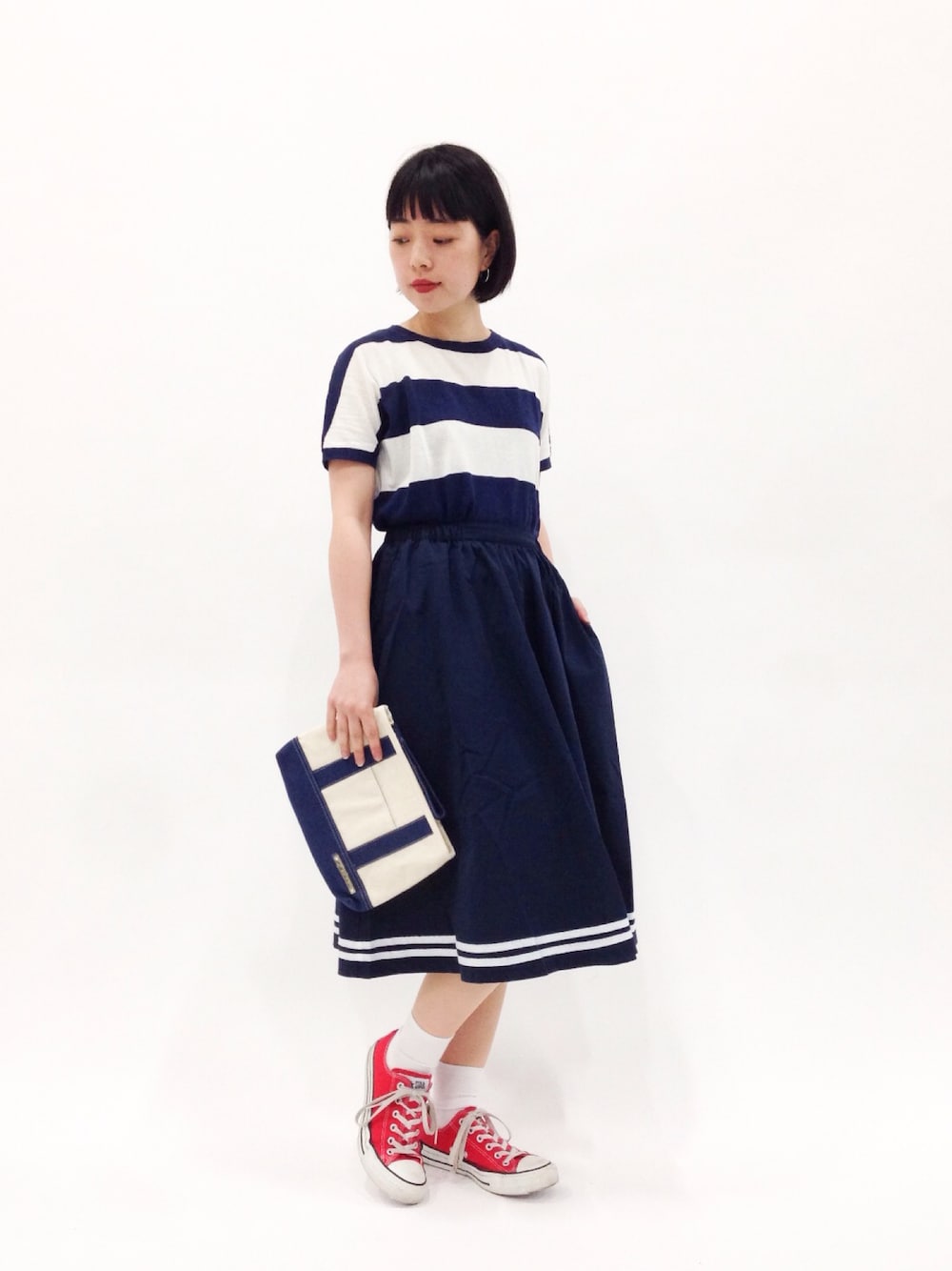 「コンバース、ボーダー、クラッチバッグ、ハイウエスト、ロングスカート、ネイビー×レッド」｜「AndemiuのUV/サマーニット（ニット/セーター、ホワイト系）」を使った、まみむさん（レディース・157cm）の春コーディネートの1枚目の写真