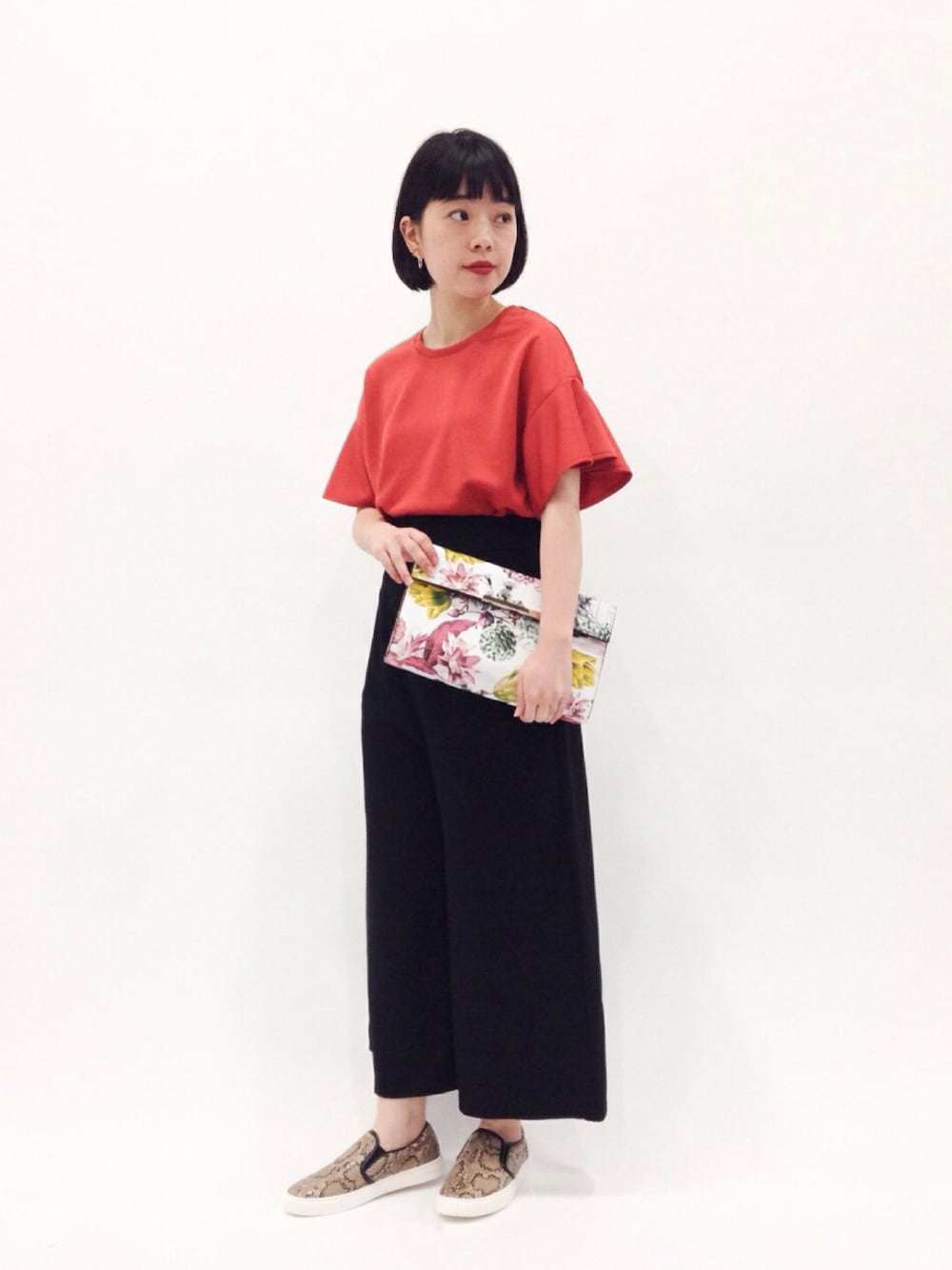 「クラッチバッグ、ハイウエスト、オレンジ、ワイドパンツ、スリッポン、ハイウエストパンツ」｜「SENSE OF PLACE by URBAN RESEARCHのフレアスリーブT（Tシャツ/カットソー、オレンジ系）」を使った、まみむさん（レディース・157cm）の春コーディネートの1枚目の写真