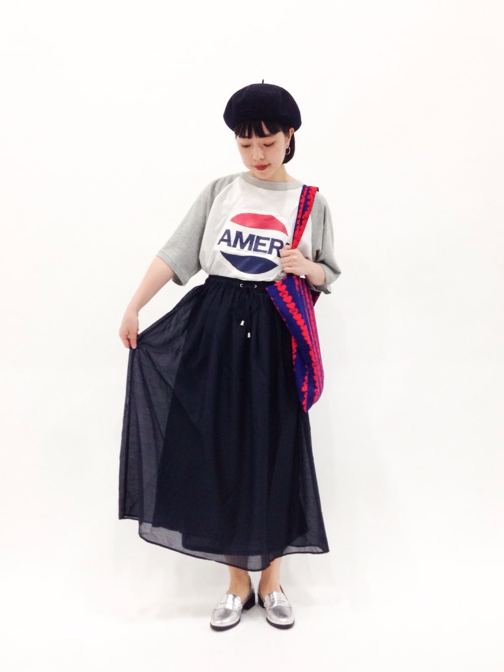 「ベレー帽、ローファー、ロングスカート、エコバッグ、シルバーシューズ」｜「AMERICANAのAmericana/アメリカーナ　BASE BALL TEE WIDE SLEEVES           （Tシャツ/カットソー、グレー系）」を使った、まみむさん（レディース・157cm）の春コーディネートの1枚目の写真