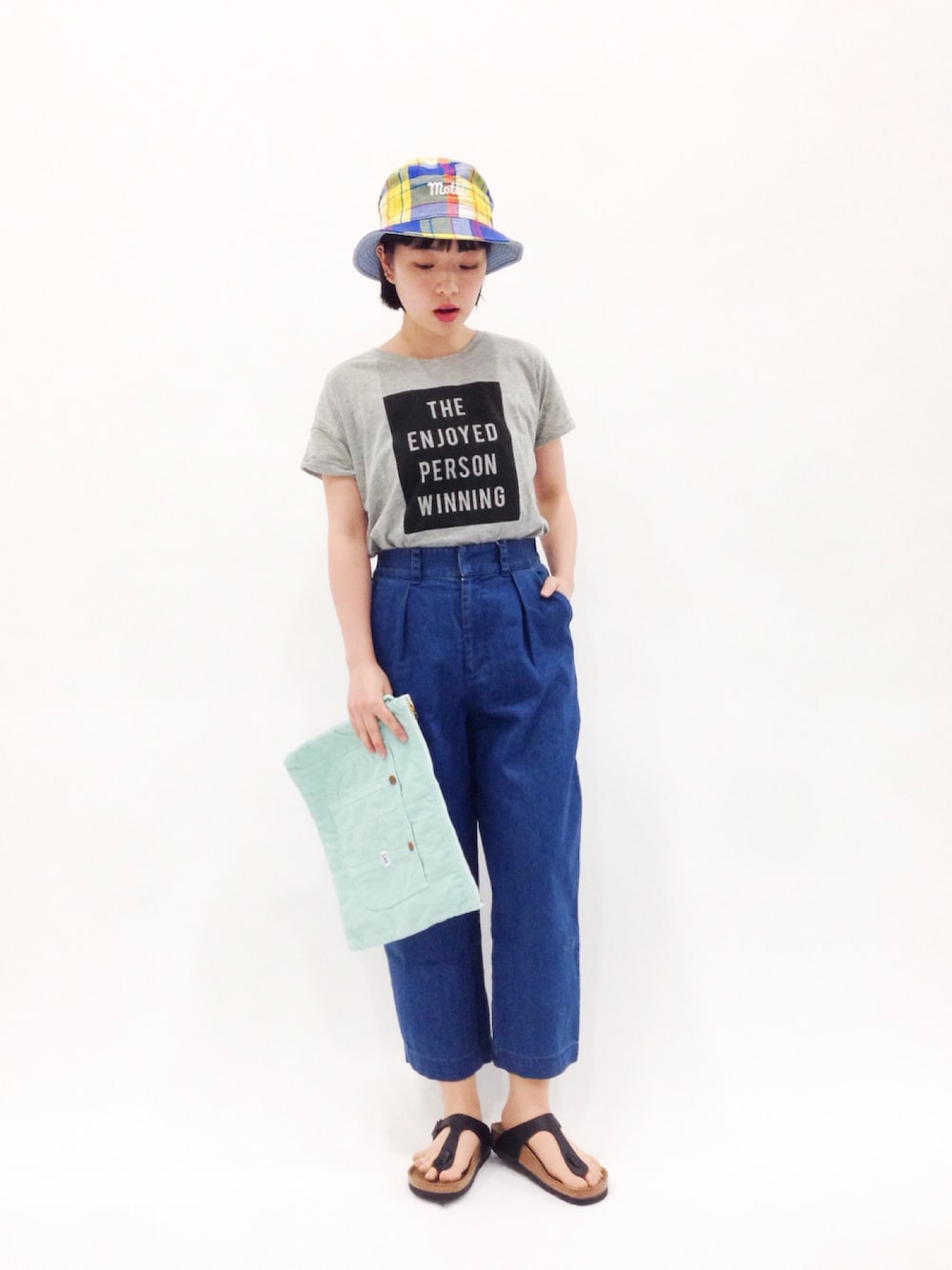 「クラッチバッグ、ハイウエスト、ビルケンシュトック、ハイウエストパンツ、バケットハット」｜「Aymmy in the batty girlsのBEVERLY DRIVE バケットハット（ハット、イエロー系）」を使った、まみむさん（レディース・157cm）の春コーディネートの1枚目の写真