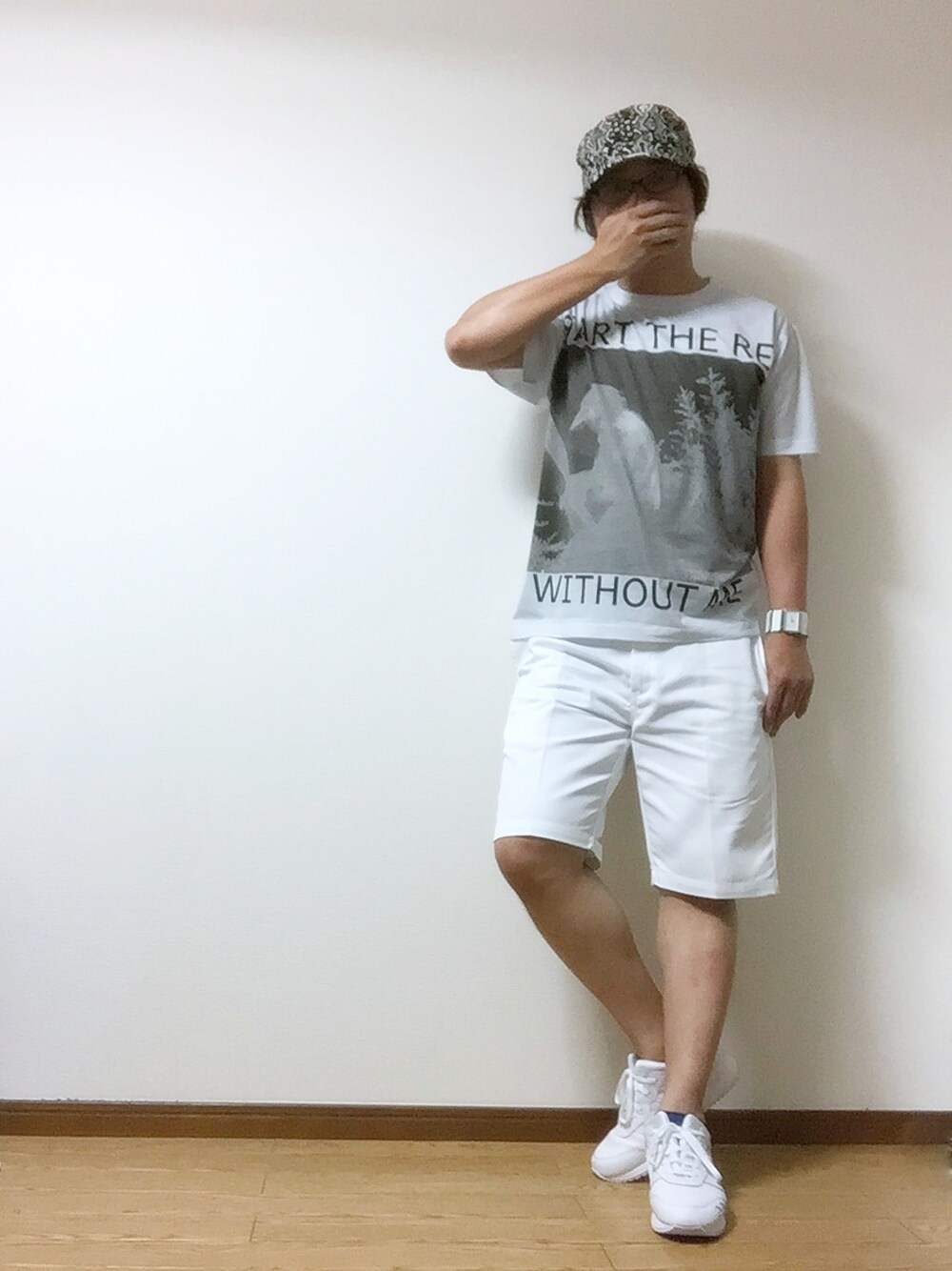 ホワイト系のTシャツ/カットソーを着用したメンズの夏コーディネートの1枚目の写真