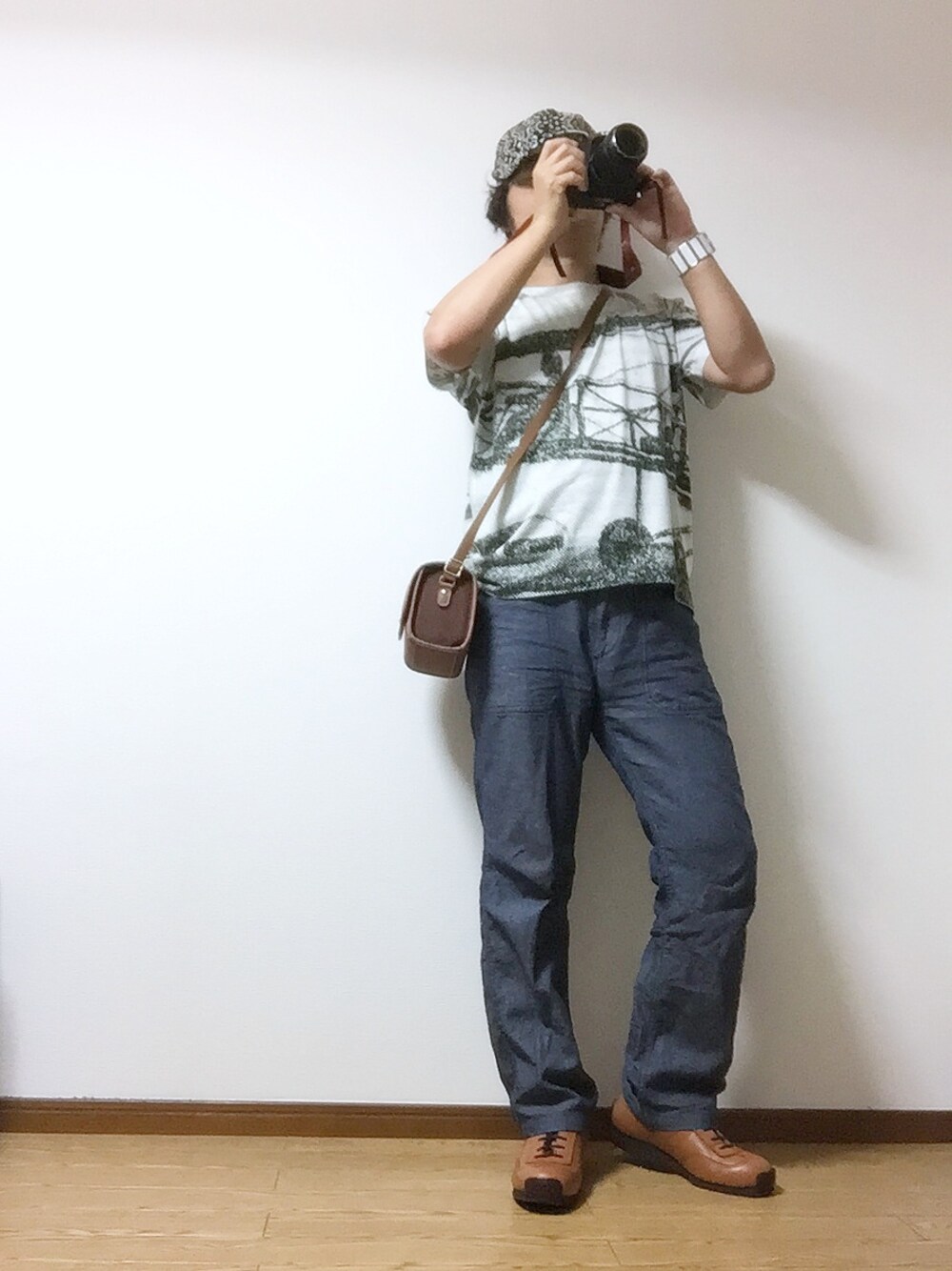 ベージュ系のTシャツ/カットソー、ブラック系のその他を着用したメンズの秋コーディネートの1枚目の写真