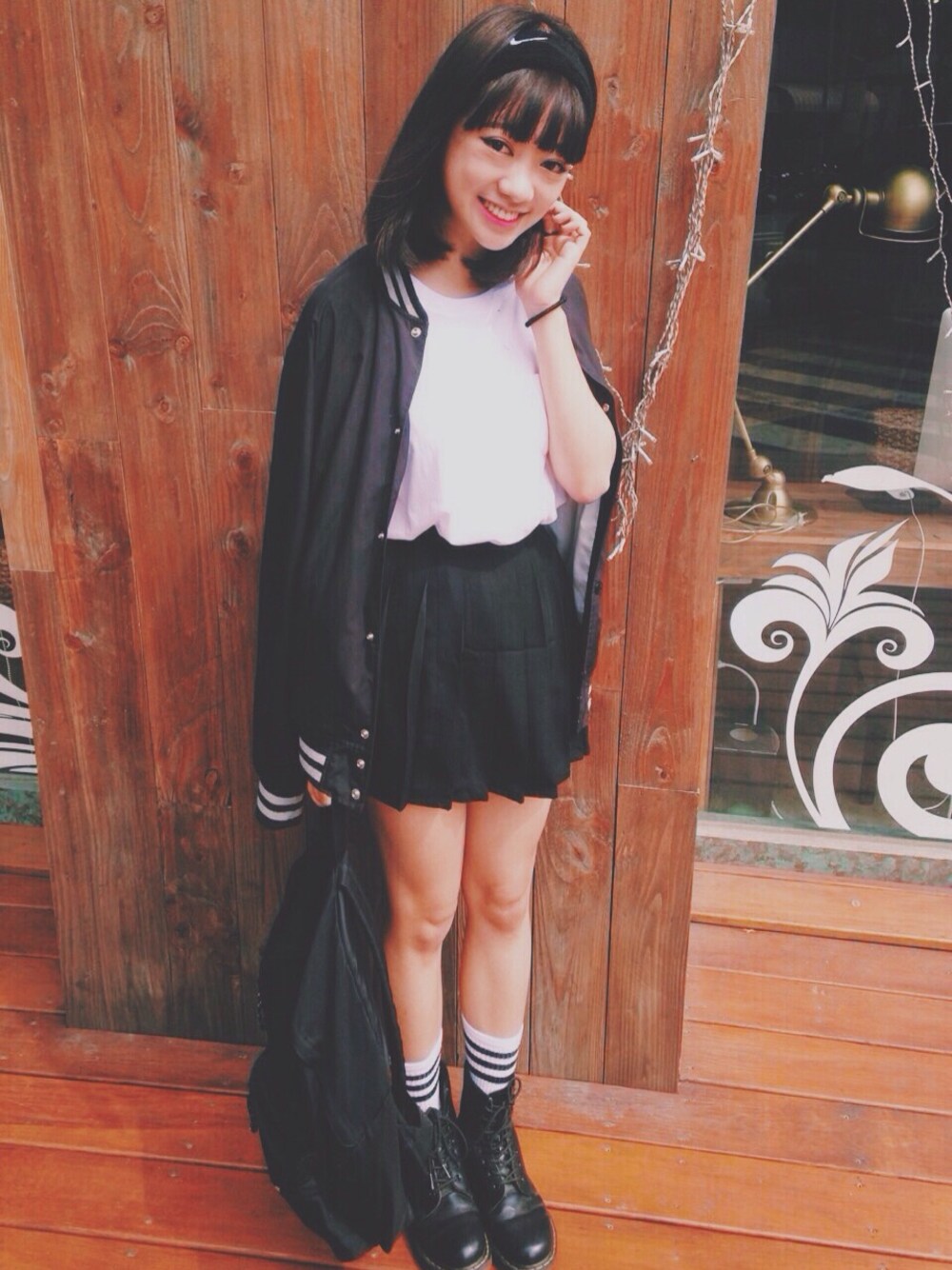 「black and white、NIKE、Champion、THRASHER、Dr.Martens」｜「TOPTENのアイテム（タンクトップ、ホワイト系）」を使った、Serena Chenさん（レディース・164cm）の春コーディネートの1枚目の写真