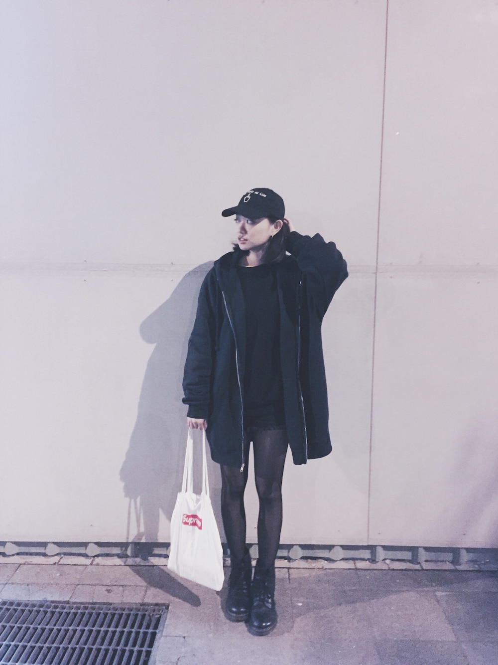 「ALL BLACK、supreme、badtoy、THRASHER、zip hoodie、Dr.Martens、Champion、winter、streetstyle」｜「Supreme のアイテム（トートバッグ、ホワイト系）」を使った、Serena Chenさん（レディース・164cm）の冬コーディネートの1枚目の写真