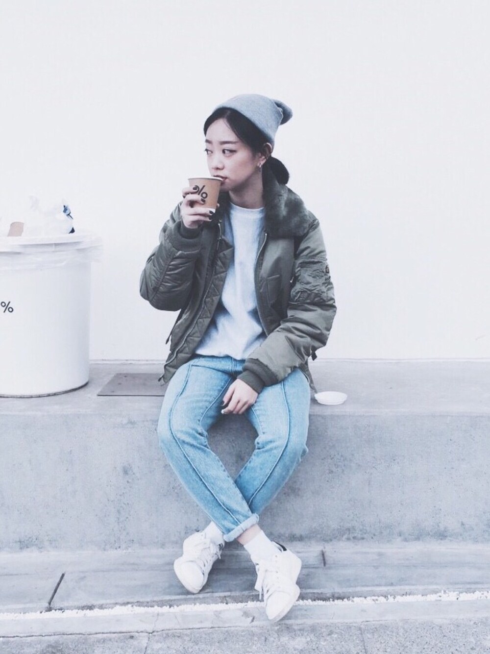 「alphaindustries、Champion、Boyfriend Jeans、adidas、stan smith、FILA、carhartt、streetstyle、winter、休日スタイル」｜「CarharttのAcrylic Watch Hat（ニットキャップ/ビーニー、グレー系）」を使った、Serena Chenさん（レディース・164cm）の冬コーディネートの1枚目の写真