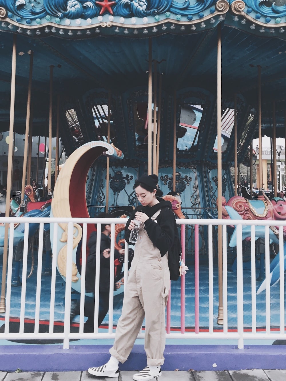 「THRASHER、hoodie、COVERALL、nexhype、supreme、beanie、streetstyle、carhartt」｜「Supreme のアイテム（ニットキャップ/ビーニー、ブルー系）」を使った、Serena Chenさん（レディース・164cm）の冬コーディネートの1枚目の写真