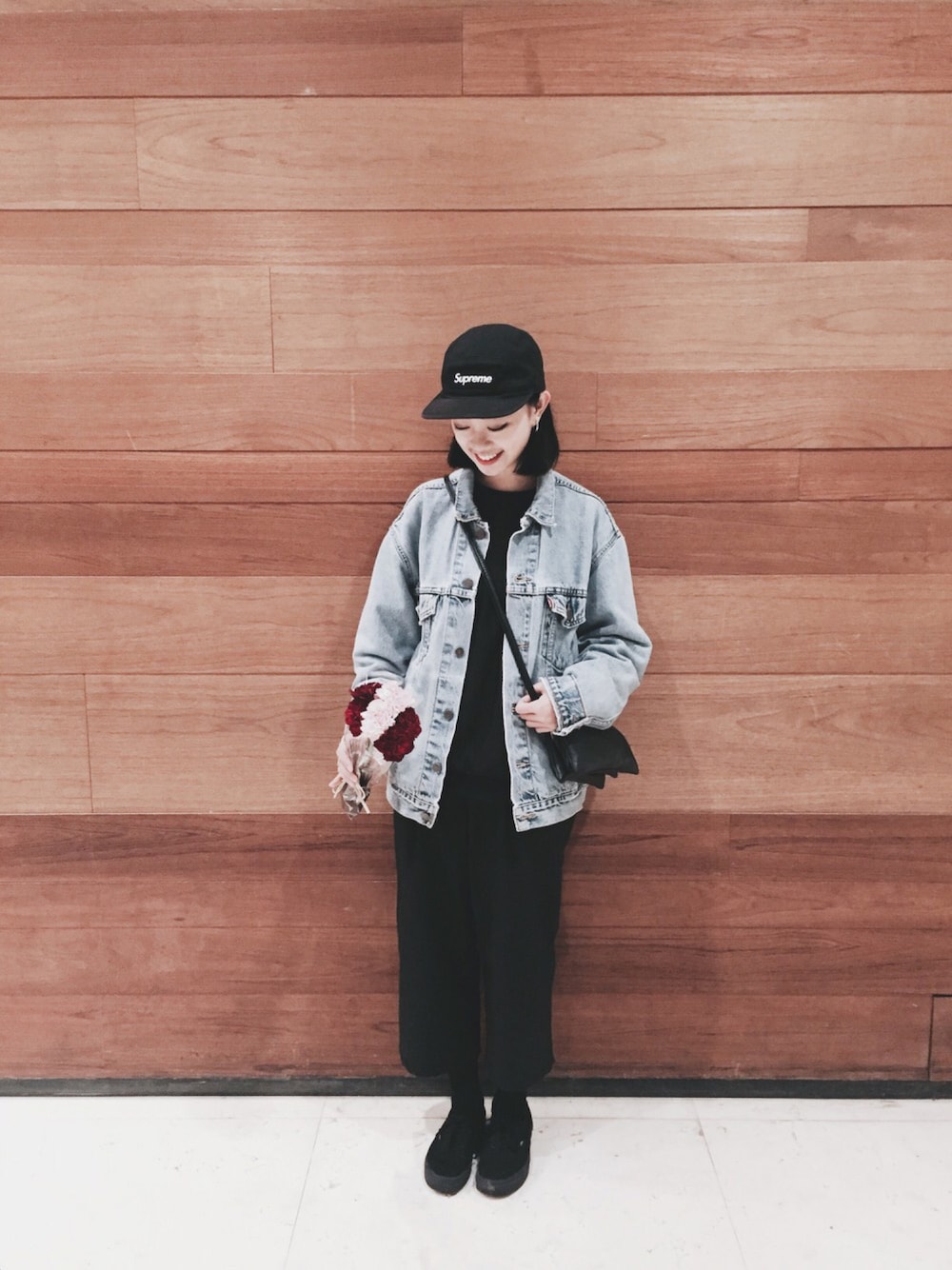 「denim jacket、Levis、Champion、supreme、ALL BLACK、NIKE、streetstyle、黒」｜「VANSのVans 'Authentic' Sneaker (Women)（スニーカー、ブラック系）」を使った、Serena Chenさん（レディース・164cm）の春コーディネートの1枚目の写真