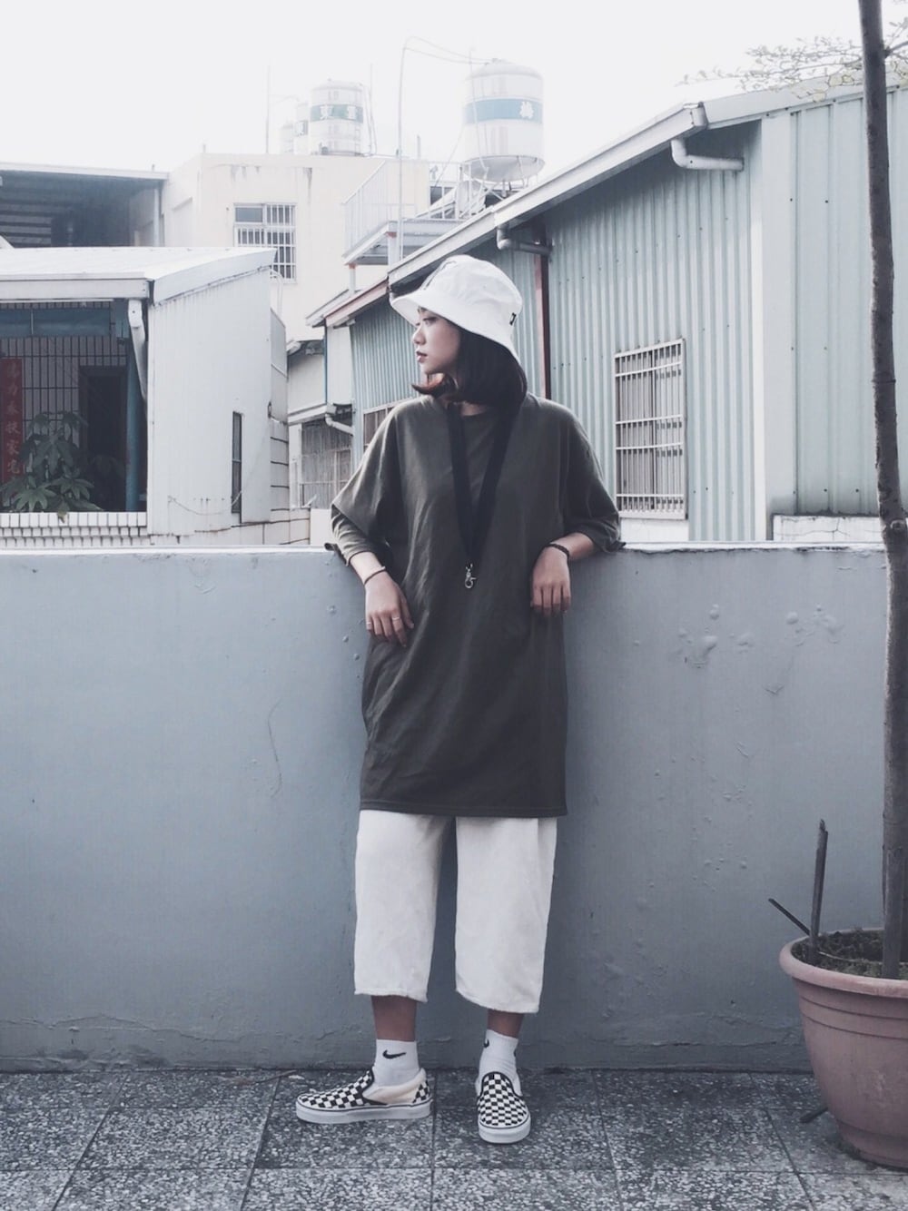 「VANS、slipon、oversize、supreme、adidas、BUCKET HAT、streetstyle、NIKE」｜「Supreme のアイテム（ファッション雑貨、ブラック系）」を使った、Serena Chenさん（レディース・164cm）の春コーディネートの1枚目の写真