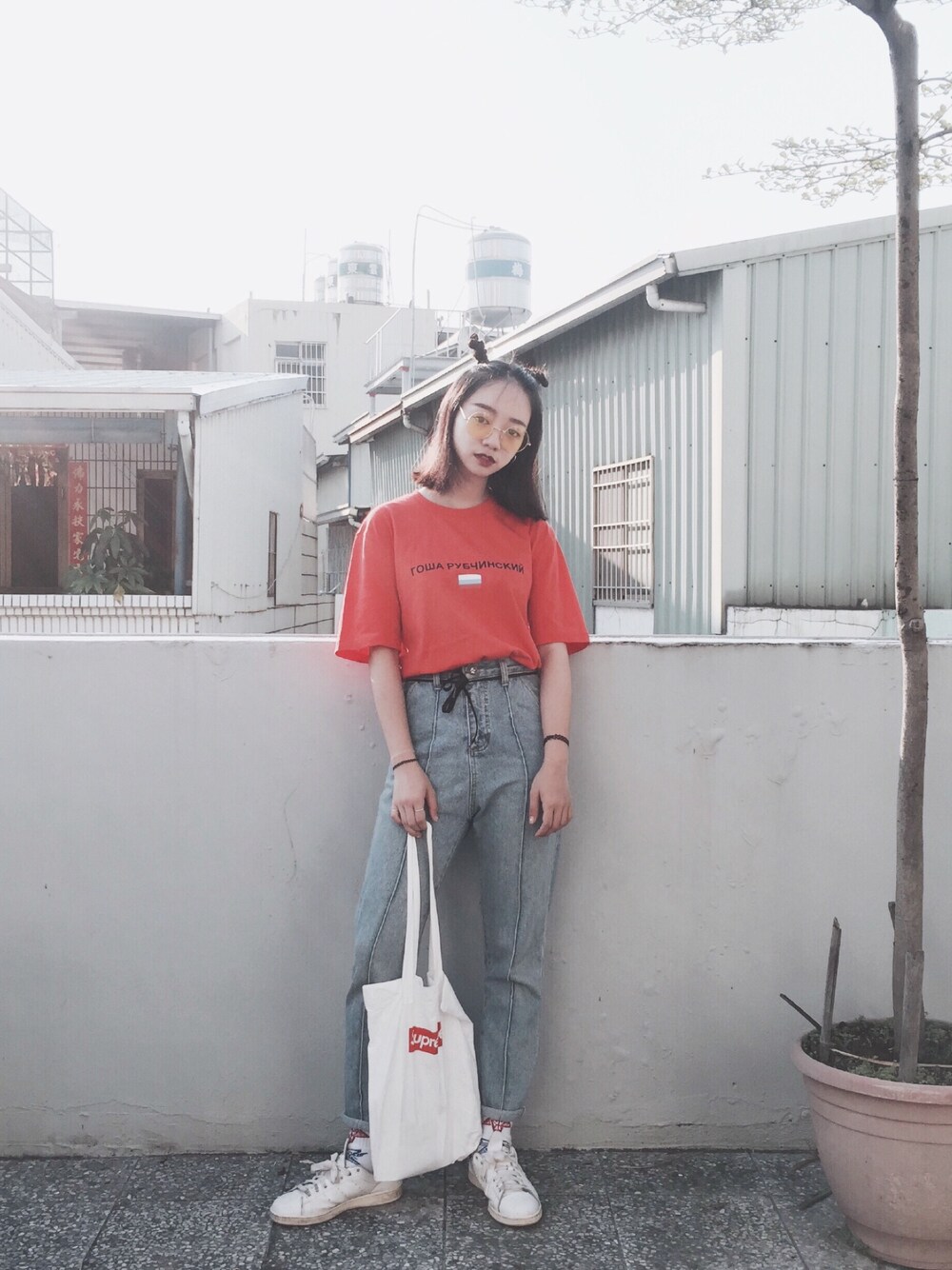 「gosharubchinskiy、HufXThrasher、stan smith、supreme、streetstyle、ootd、denim」｜「Gosha Rubchinskiyのアイテム（Tシャツ/カットソー、レッド系）」を使った、Serena Chenさん（レディース・164cm）の春コーディネートの1枚目の写真