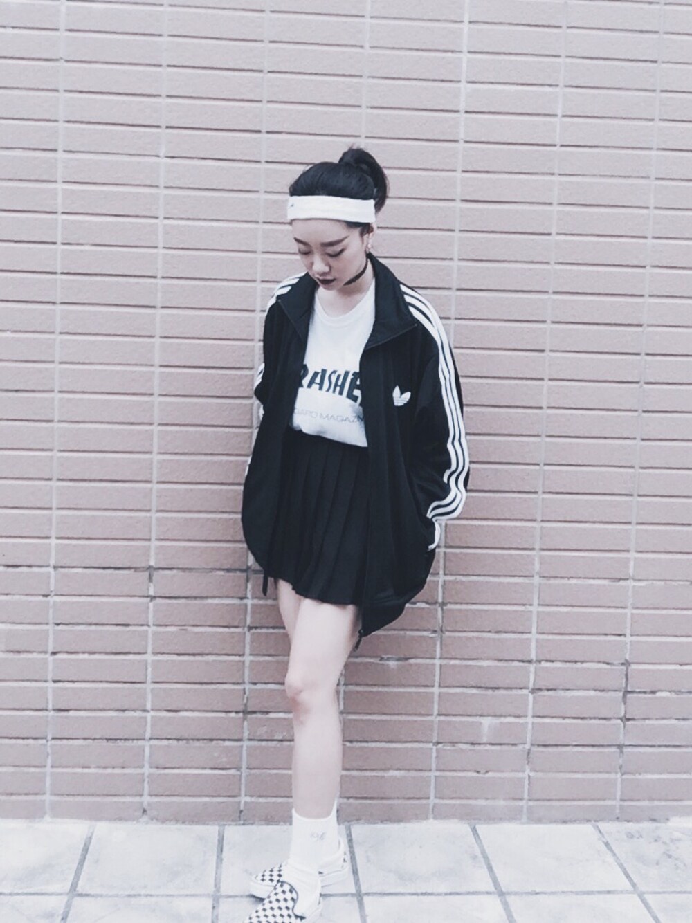 「adidas originals、THRASHER、black and white、NIKE、Hair Band、六文錢、VANS、streetstyle、choker」｜「THRASHERのTHRASHER / MAG LOGO T-SHIRT（Tシャツ/カットソー、ホワイト系）」を使った、Serena Chenさん（レディース・164cm）の春コーディネートの1枚目の写真