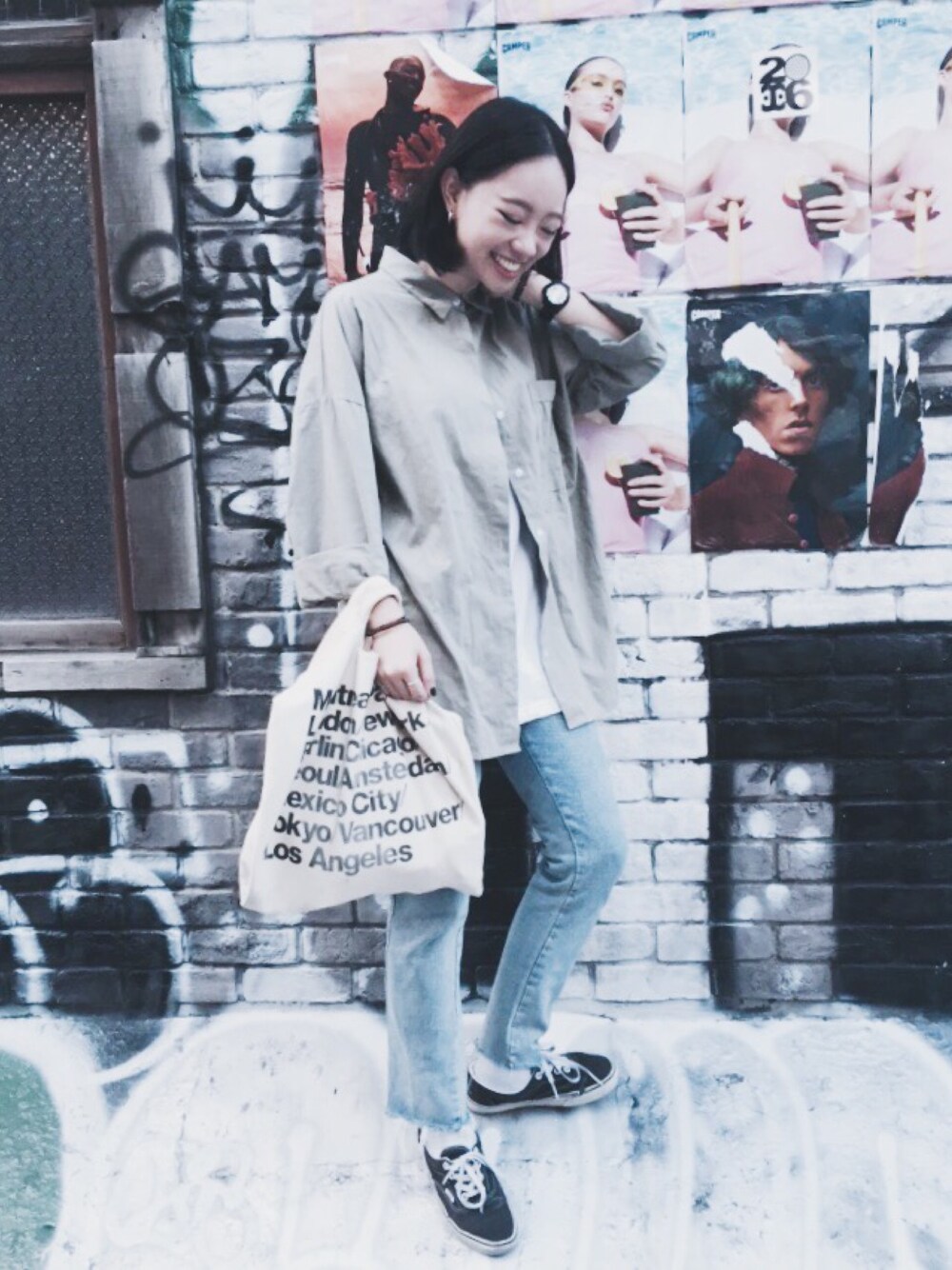 「American Apparel、VANS、Kirkland、jeans、streetstyle、ootd」｜「American ApparelのBull Denim Woven Cotton Cities Bag with Strap（ハンドバッグ、ベージュ系）」を使った、Serena Chenさん（レディース・164cm）の夏コーディネートの1枚目の写真