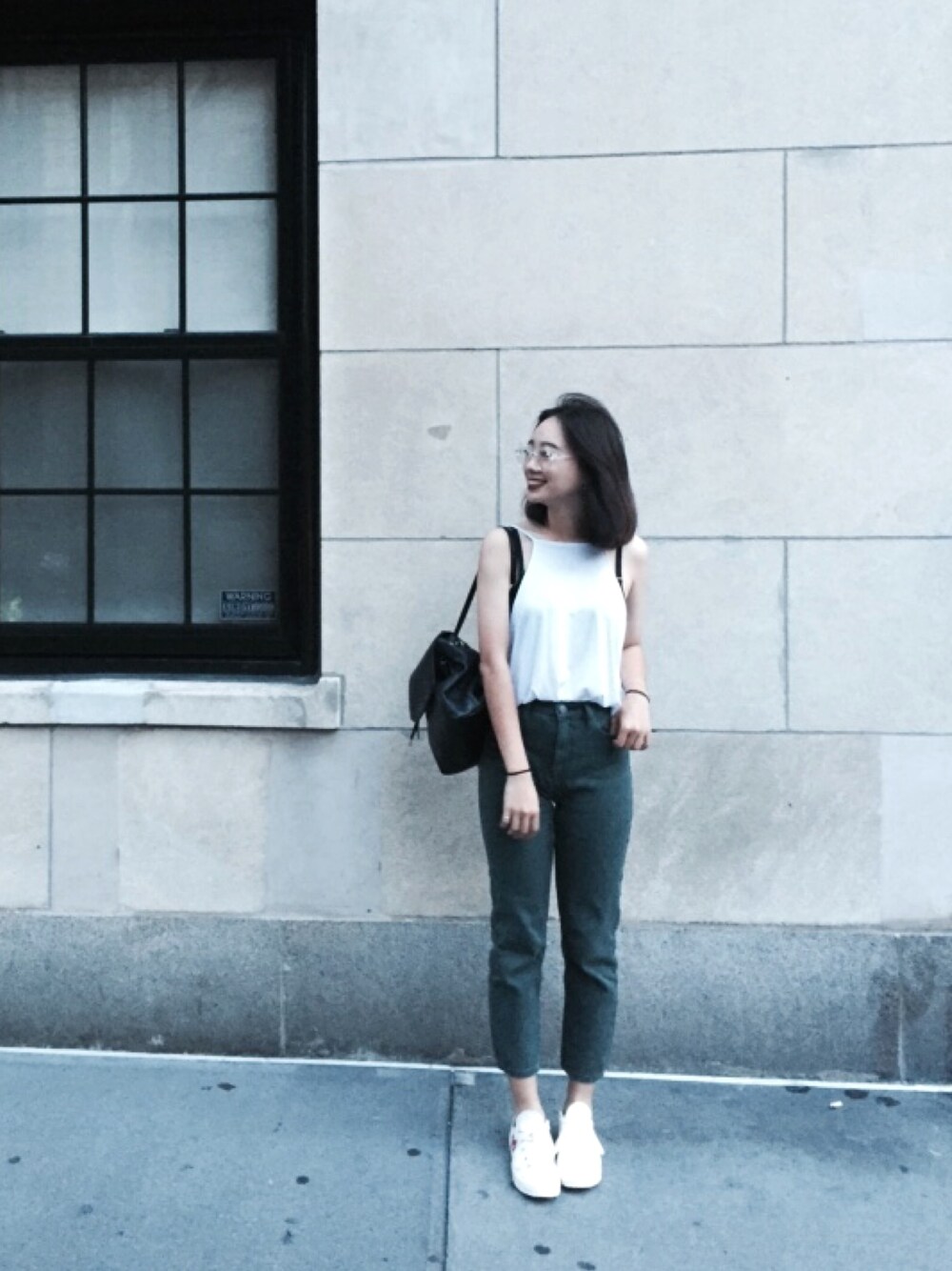 「NYC、5thavenue、bdg、silence＋noise、Katespade、Urbanoutfitters、ootd、summer、streetstyle」｜「Silence+noiseのアイテム（タンクトップ、ホワイト系）」を使った、Serena Chenさん（レディース・164cm）の秋コーディネートの1枚目の写真