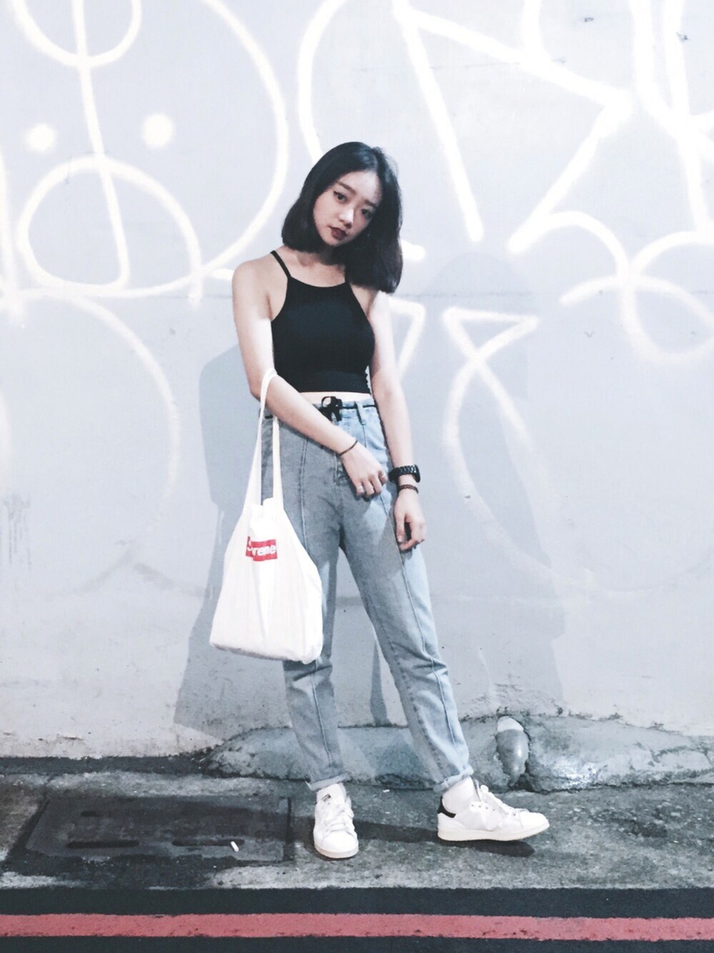 「jeans、supreme、H&M、tank top、ootd、stan smith、summer、denim、streetstyle」｜「H&Mのアイテム（タンクトップ、ブラック系）」を使った、Serena Chenさん（レディース・164cm）の秋コーディネートの1枚目の写真