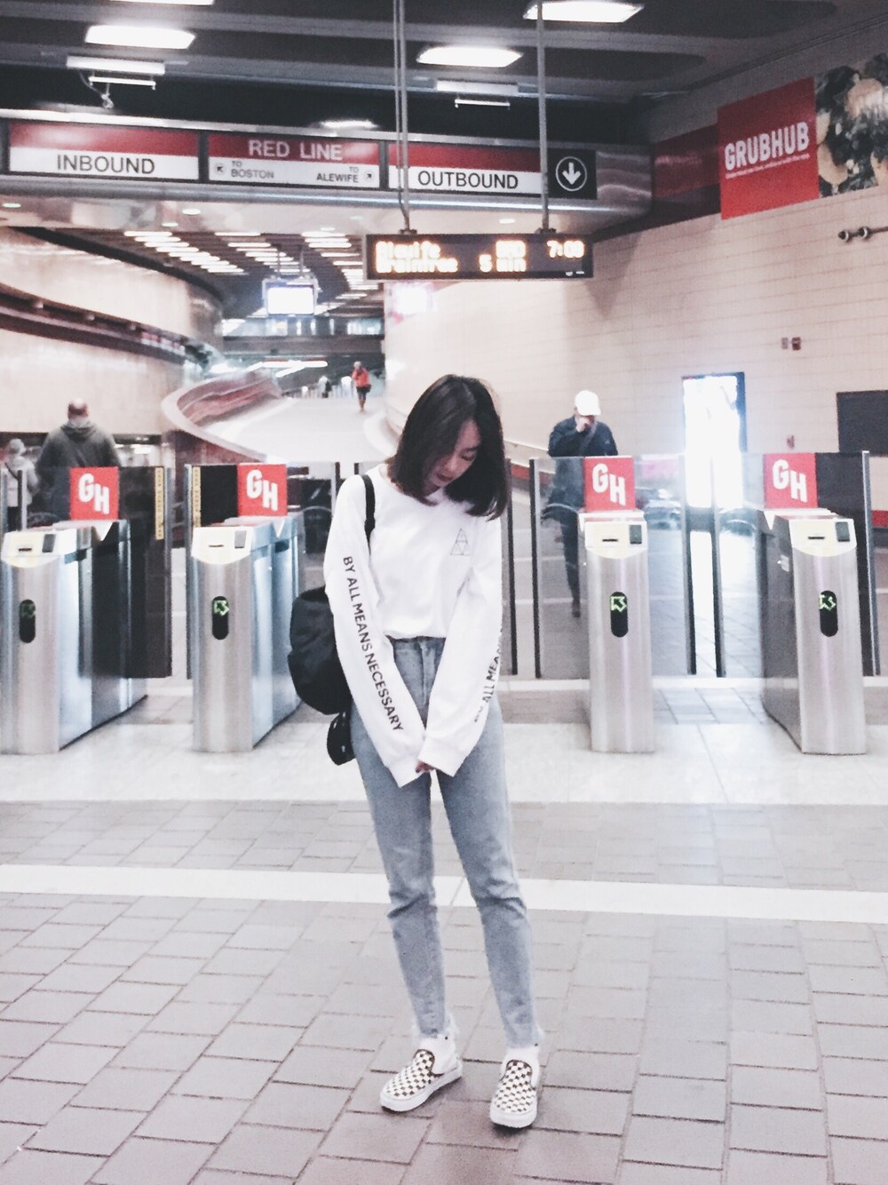 「ootd、denim、HUF、Dickies、urban outfitters、VANS、NIKE、streetstyle、boston」｜「VANSのキッズ VANS ヴァンズ CLASSIC SLIP-ON クラッシックスリッポン  (CHK.BRD)BK/WH（スリッポン、ブラック系）」を使った、Serena Chenさん（レディース・164cm）の秋コーディネートの1枚目の写真