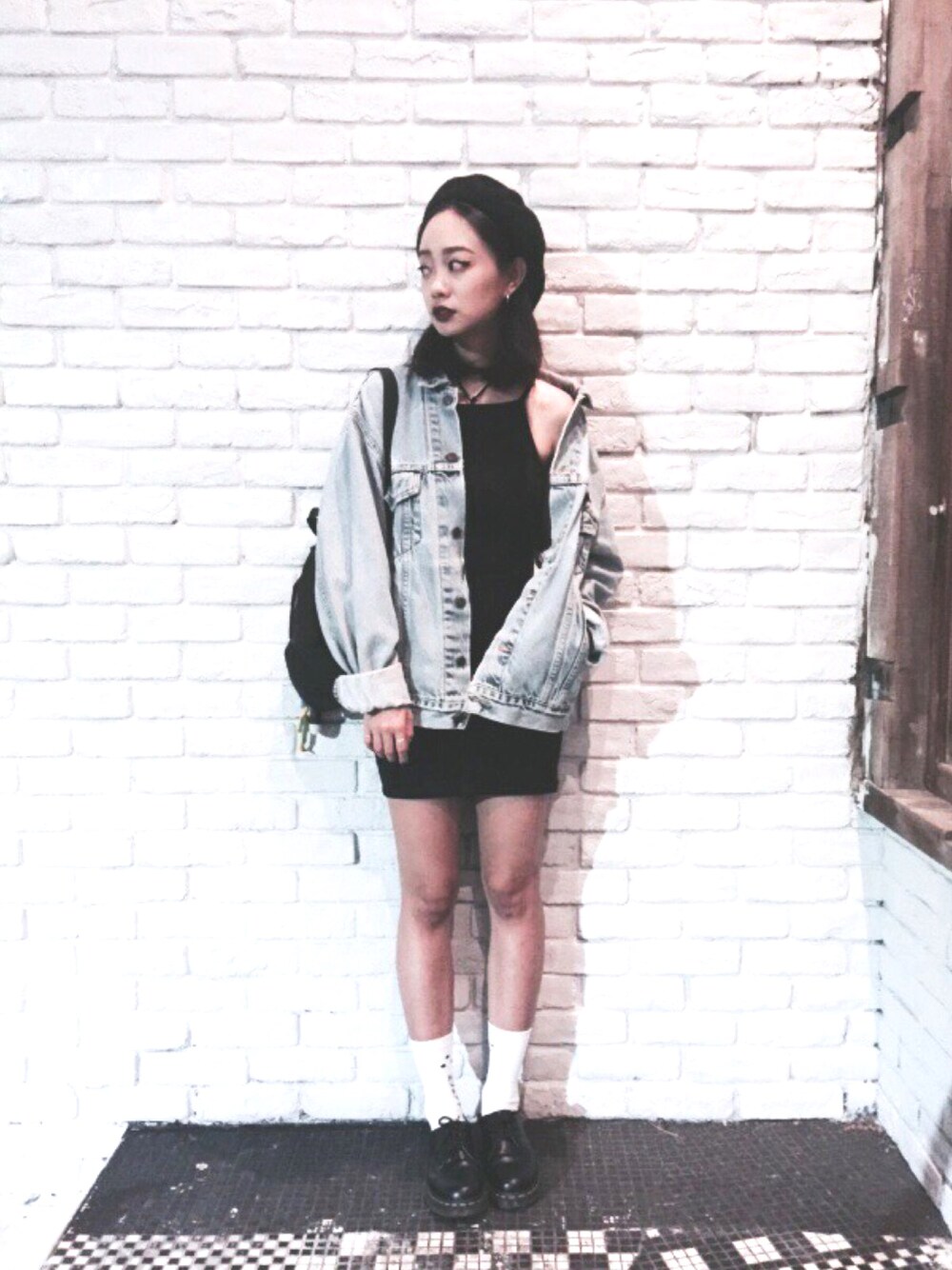 「American Apparel、Levis、denim、provocateur///煽動者、Dr.Martens、beret、black and white、streetstyle、Dickies、ootd」｜「American Apparelのアイテム（ワンピース、ブラック系）」を使った、Serena Chenさん（レディース・164cm）の秋コーディネートの1枚目の写真