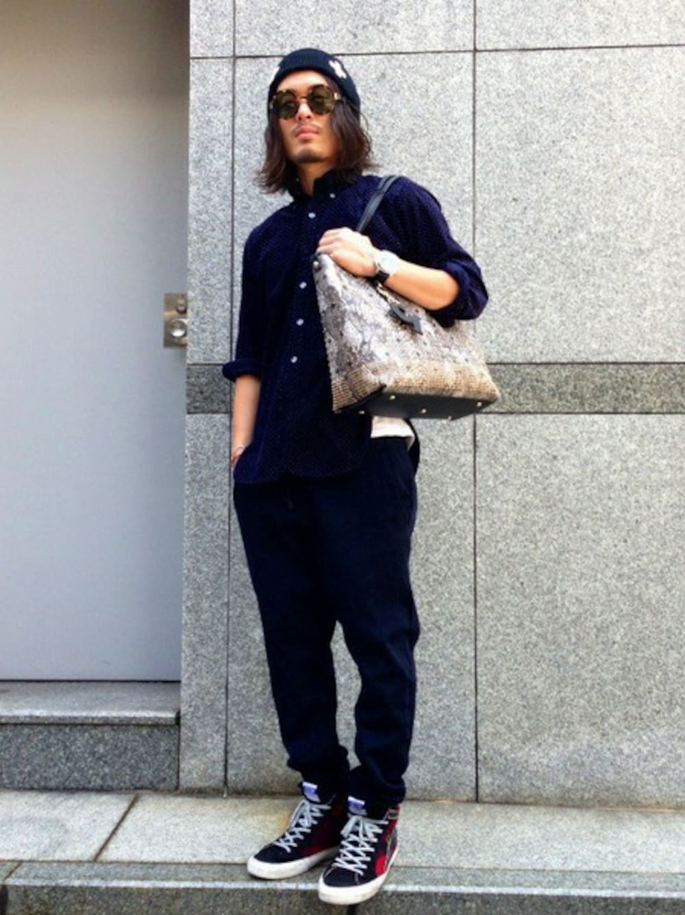 「MCMのLHP/ｴﾙｴｲﾁﾋﾟｰ/MCM/エムシーエム/TOTE SNAKE 小STD（トートバッグ、グレー系）」を使った、kazuya muraiさん（メンズ・170cm）の夏コーディネートの1枚目の写真