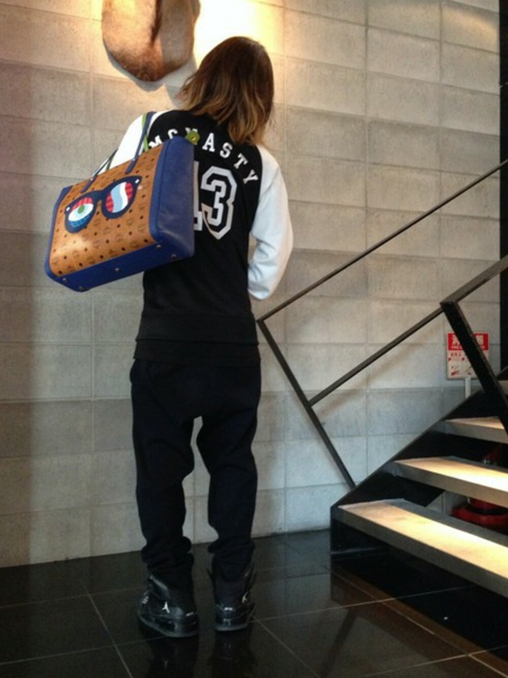 「WE」｜「L.H.PのLHP/エルエイチピー/MCM/エムシーエム/LHP限定CRAIG&KARL　TOTE横長（トートバッグ、ブラウン系）」を使った、kazuya muraiさん（メンズ・170cm）の秋コーディネートの1枚目の写真